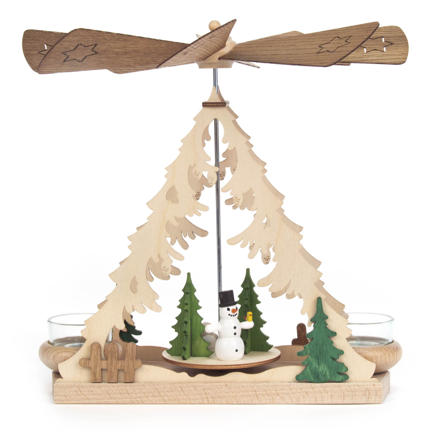 Holzpyramide mit Schneemannfigur und kleinen Tannenbäumen, geeignet für Teelichte. Oben rotierende Holzflügel, symbolisch für Weihnachtsdekoration.