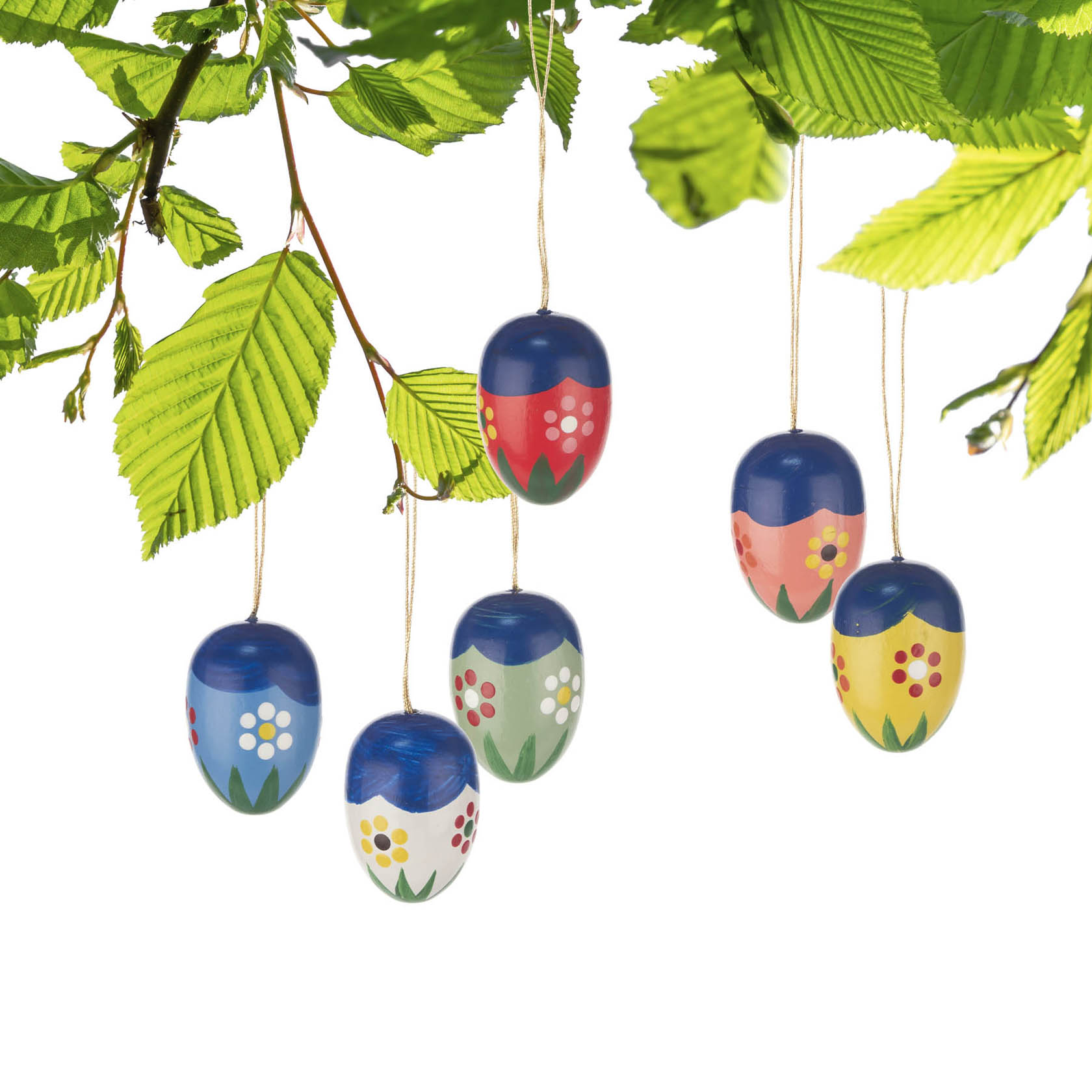 Sechs bunte Ostereier hängen an Fäden an einem Ast mit grünen Blättern. Jedes Ei ist in verschiedenen Farben bemalt und hat ein Blumenmuster.