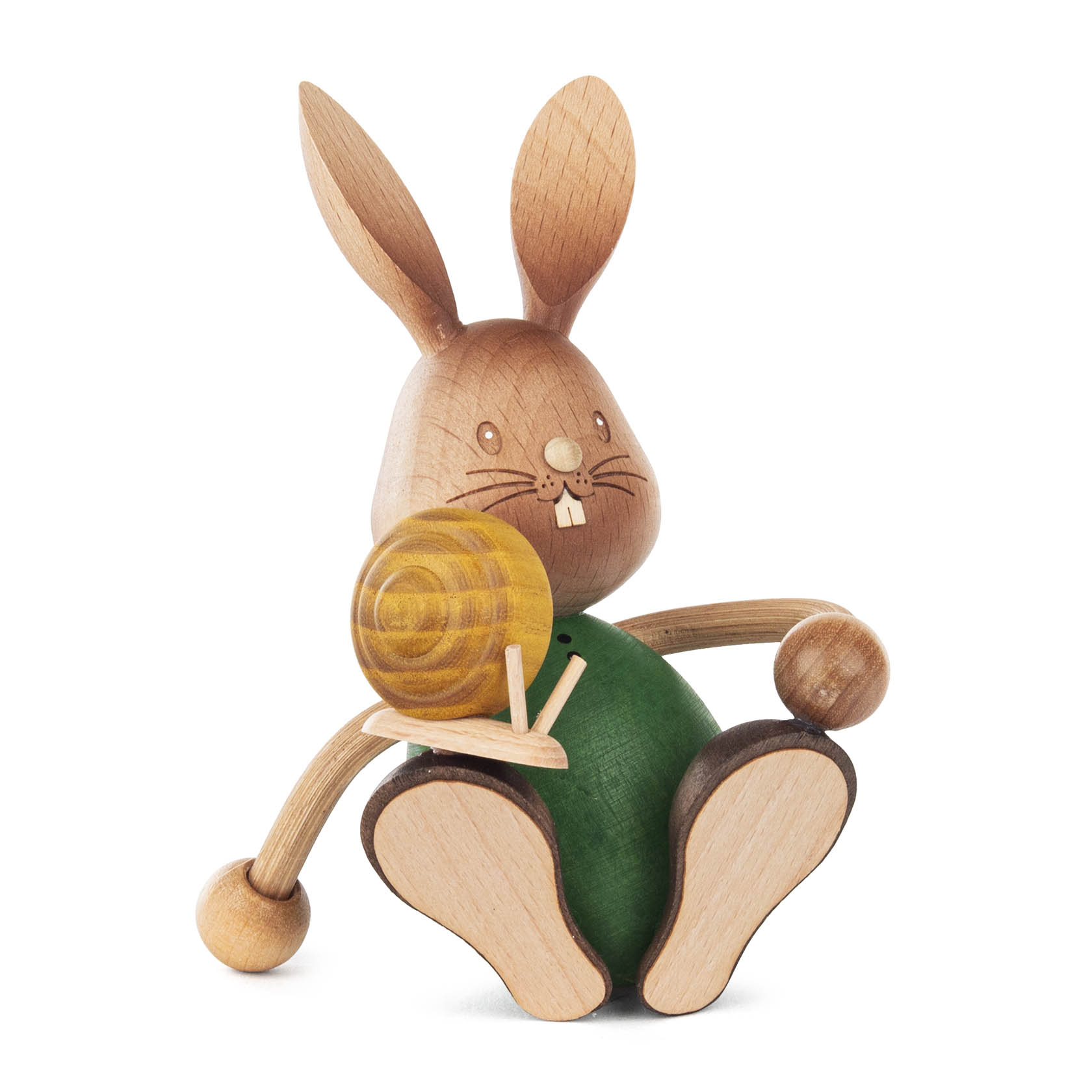 Holzfigur eines sitzenden Hasen mit großen Ohren und einer Schnecke auf dem Schoß. Der Hase trägt ein grünes Oberteil. im Dregeno Online Shop günstig kaufen