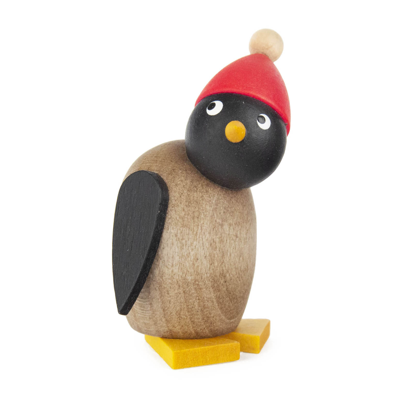Holzfigur eines Pinguinbabys mit grauem Körper, schwarzem Kopf, gelben Füßen, schwarzen Flügeln und roter Mütze mit Bommel.