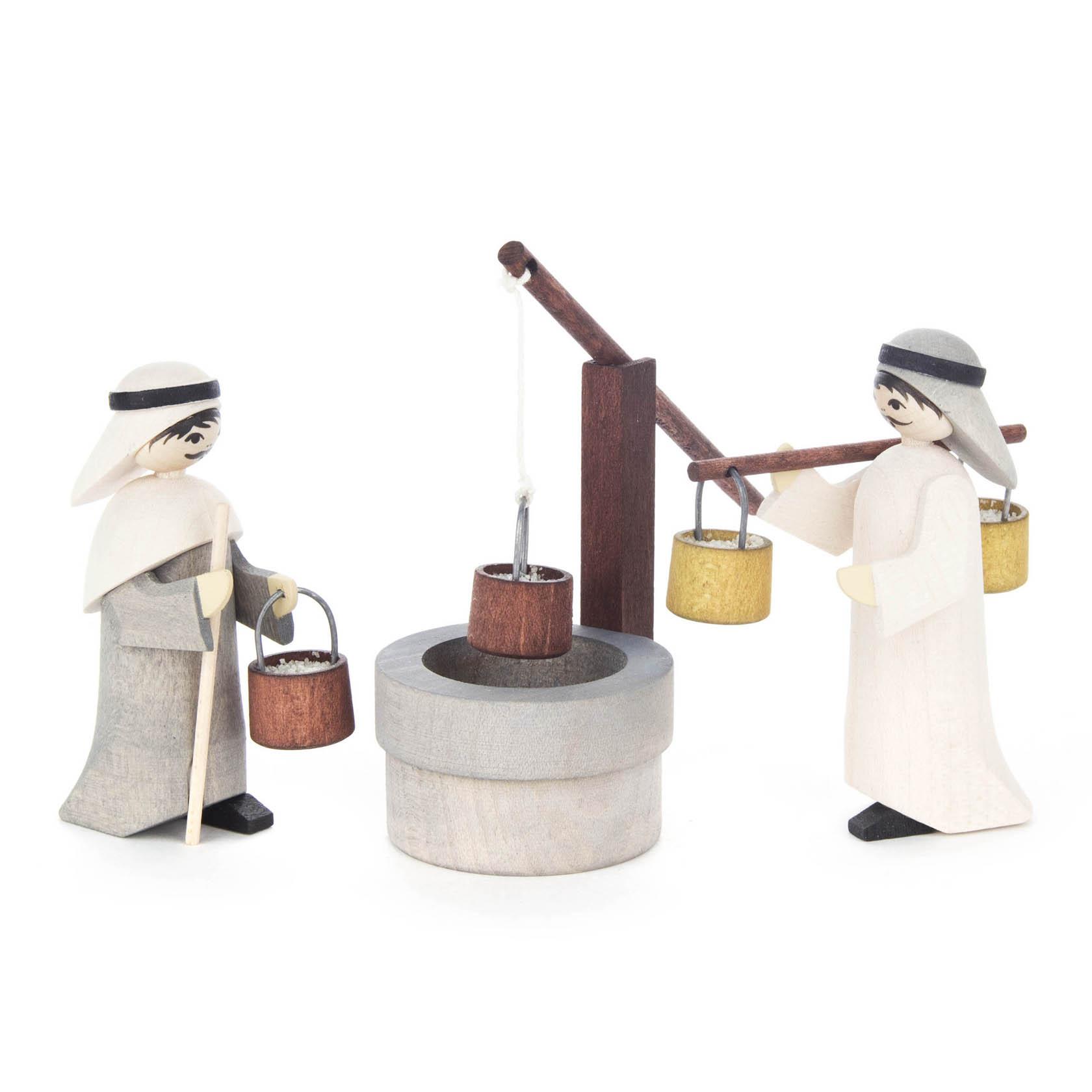 Zwei Holzfiguren, die traditionelle Kleidung tragen, mit Eimern an einem Brunnen. Eine Figur hält zwei goldene Eimer, die andere einen braunen. im Dregeno Online Shop günstig kaufen