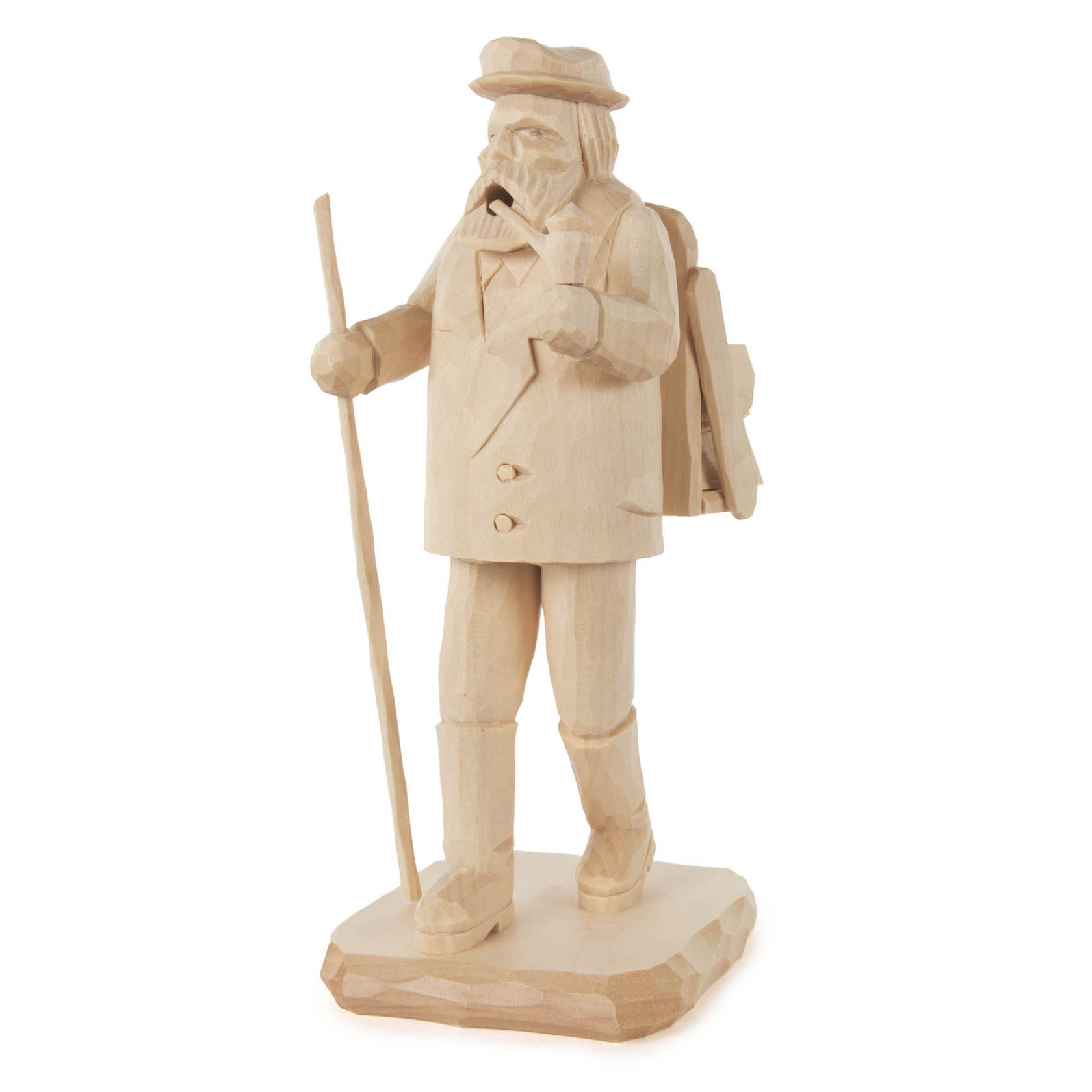 Ein Holzmännchen in Form eines Waldarbeiters, der eine Pfeife raucht und eine Axt sowie einen Rucksack trägt. Er steht auf einer rechteckigen Basis. im Dregeno Online Shop günstig kaufen