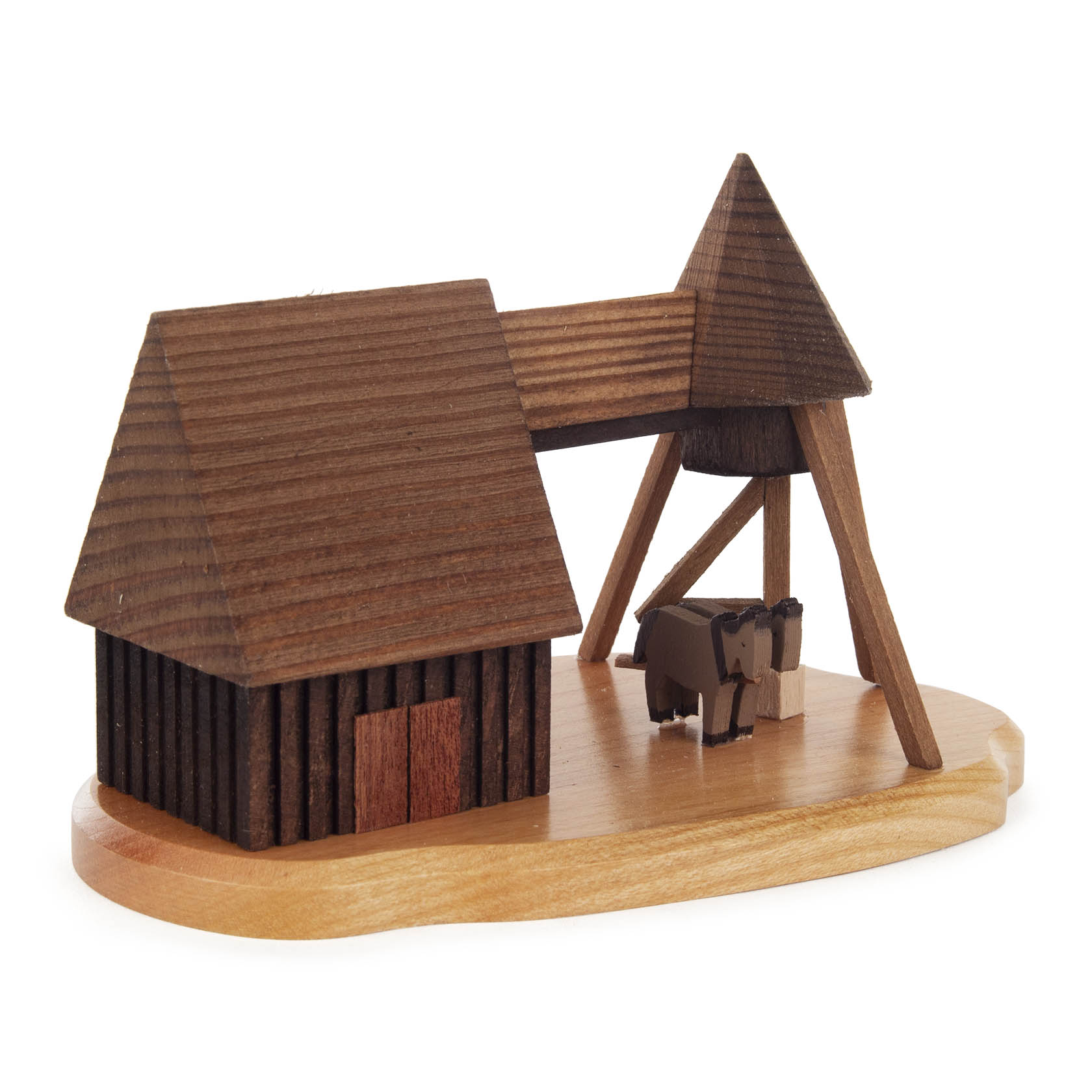 Ein kleines Modell eines Pferdegöpels aus Holz, bestehend aus einer Hütte, einem Dachgestell und einem Holzpferd. im Dregeno Online Shop günstig kaufen