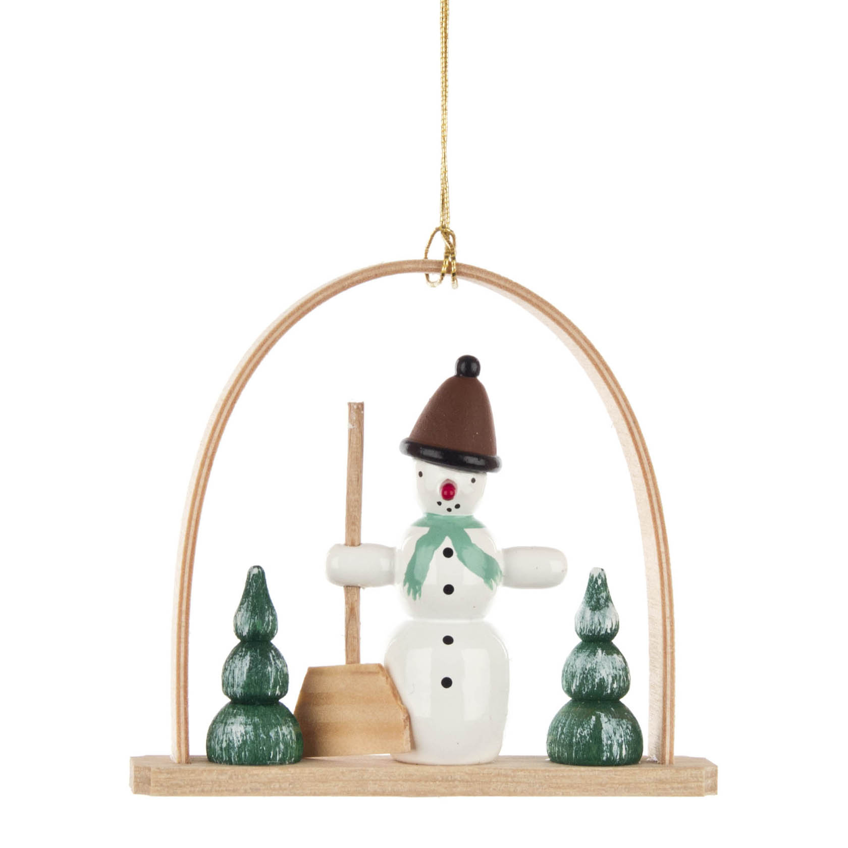 Dekorativer hölzerner Schneemann mit Schaufel, grünem Schal und braunem Hut in einem Bogen, flankiert von zwei kleinen Tannenbäumen. im Dregeno Online Shop günstig kaufen
