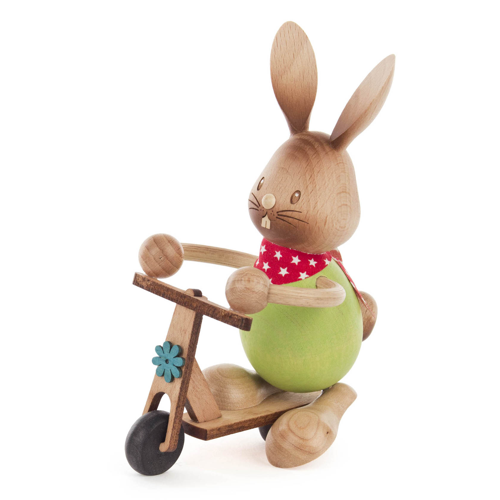 Holzfigur eines Hasen namens Stupsi auf einem Holzroller, trägt ein grünes Oberteil und ein rotes Halstuch mit weißen Punkten. im Dregeno Online Shop günstig kaufen