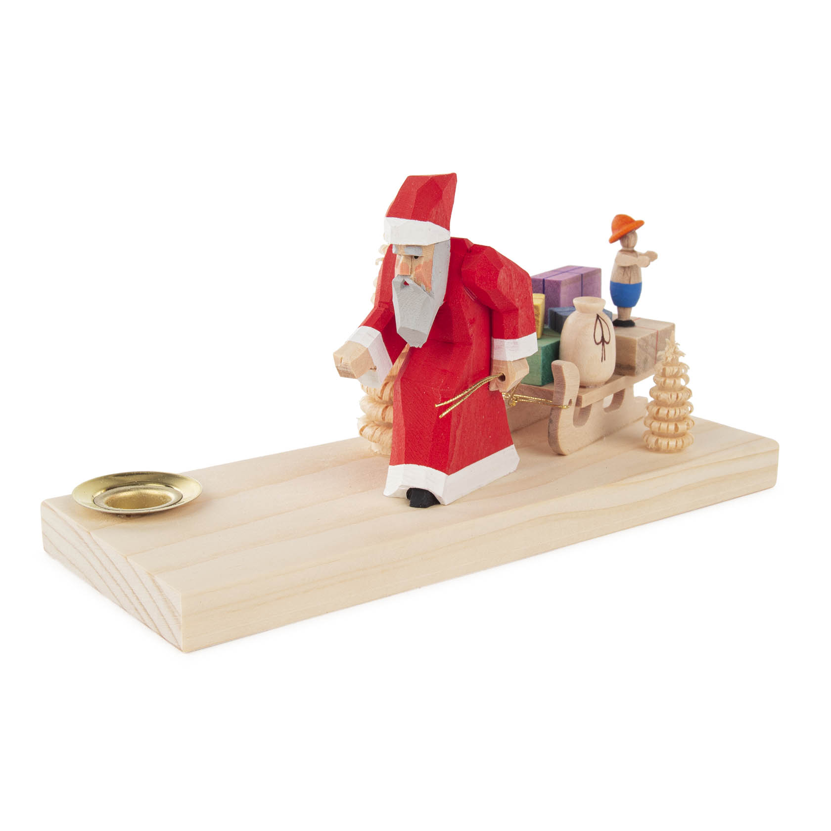 Geschnitzter Weihnachtsmann in rotem Mantel zieht einen Schlitten mit Geschenken und einem kleinen Spielzeugfigur. Holzplatte mit Kerzenhalter.