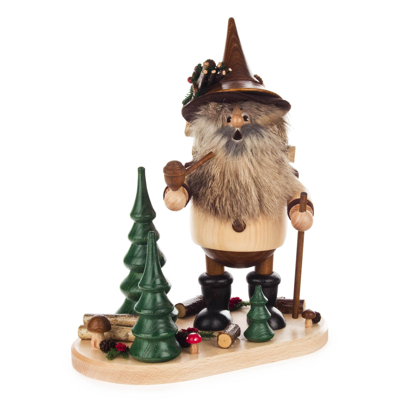 Ein Räuchermann in Form eines Waldwichtels mit spitzem Hut, buschigem Bart und Holzkiepe auf dem Rücken, umgeben von kleinen Holzbäumen und Pilzen.