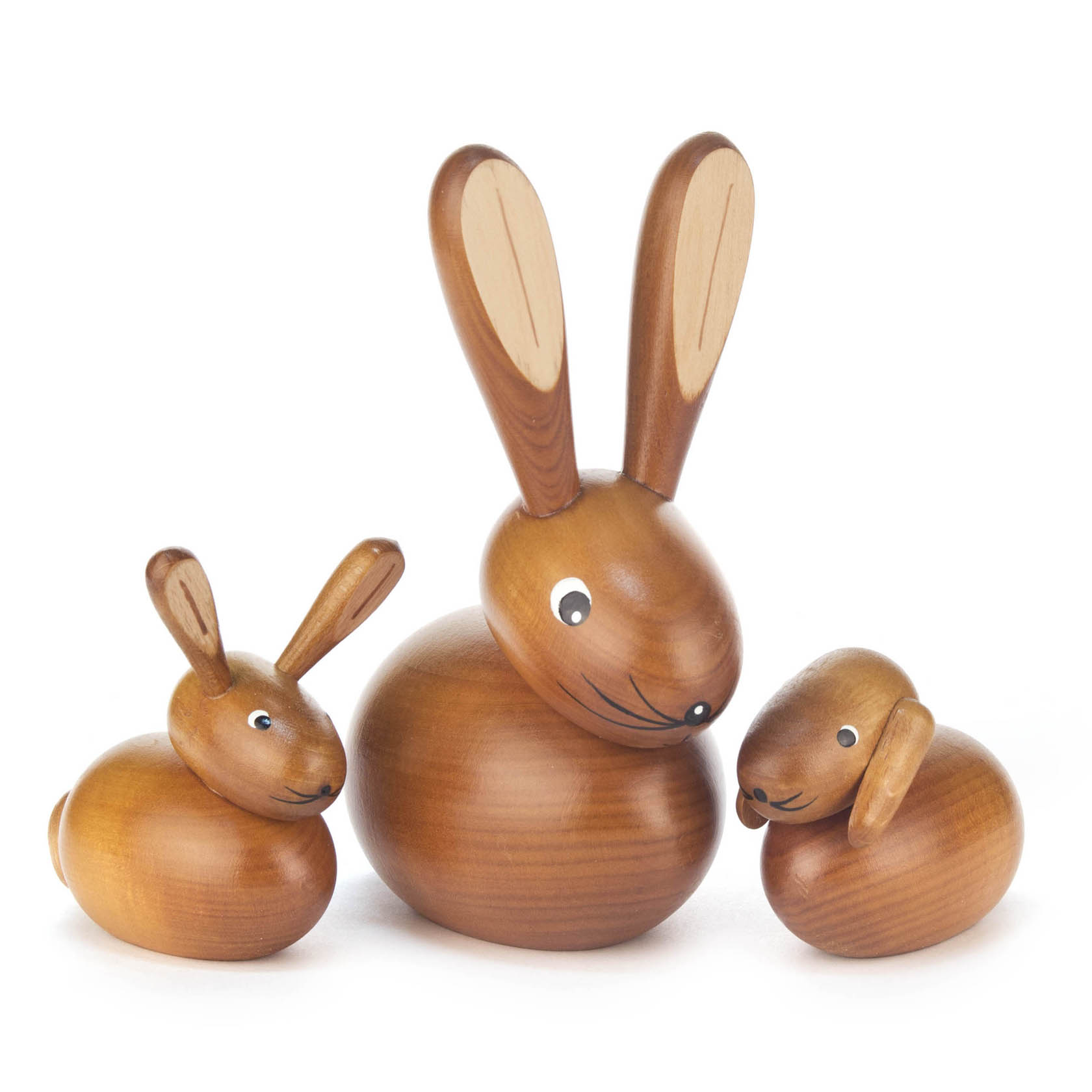 Drei Holzfiguren in Form von Hasen: ein großer und zwei kleinere, alle mit großen Ohren und lachendem Gesichtsausdruck. im Dregeno Online Shop günstig kaufen