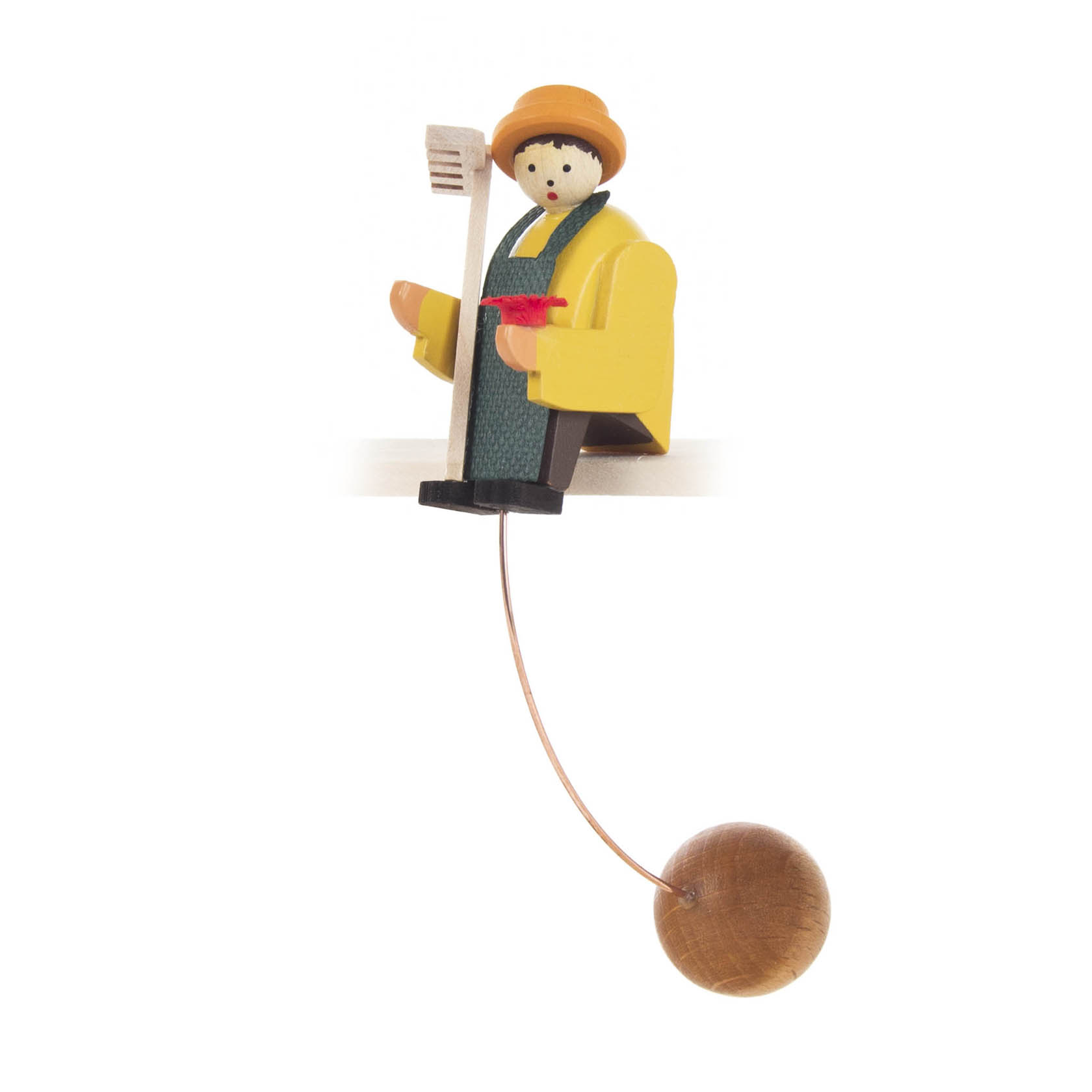 Holzschaukelfigur eines Gärtners mit gelbem Hut, gelber Jacke und grüner Schürze, der eine Harke und rote Gießkanne hält, auf einem Ball balanciert. im Dregeno Online Shop günstig kaufen