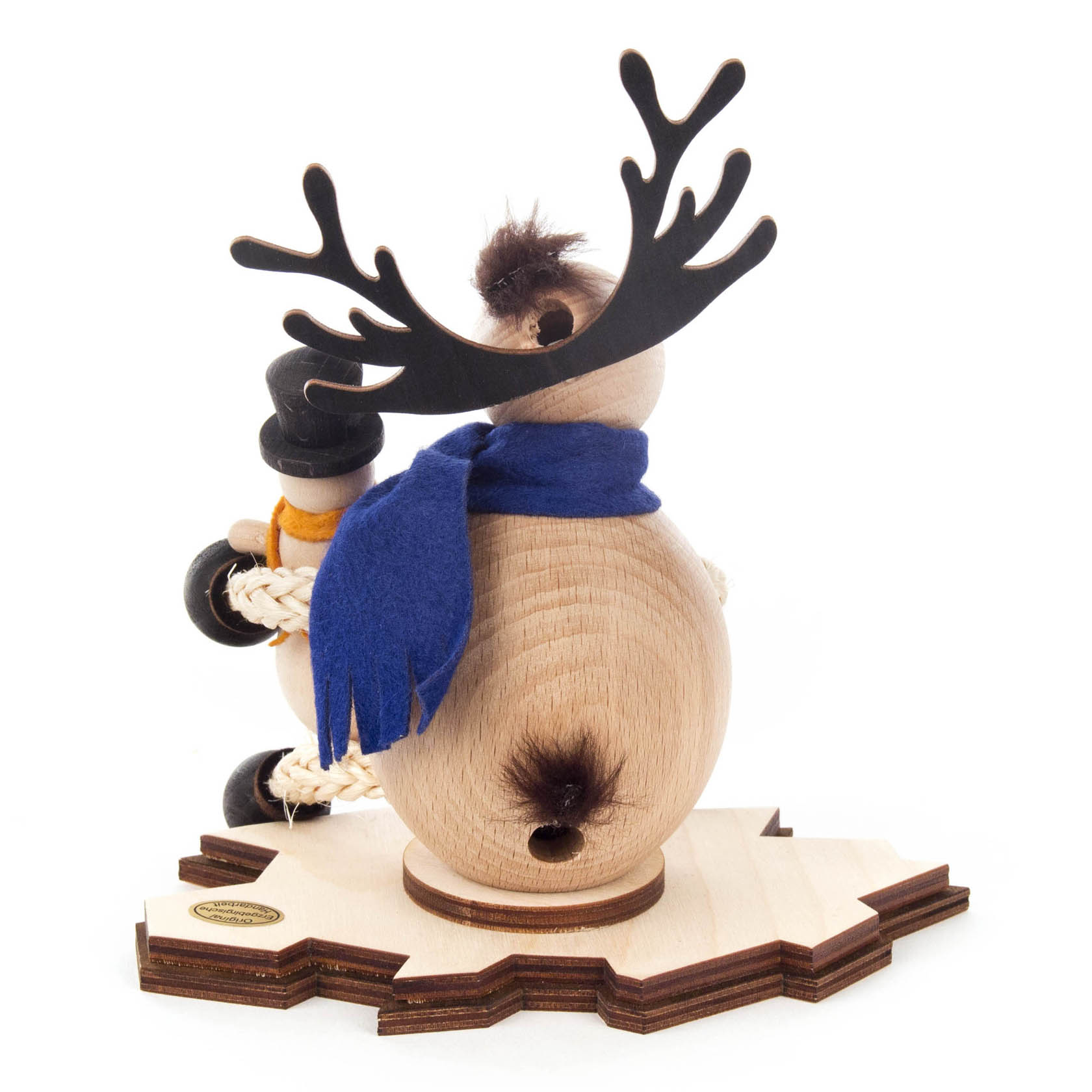 Holzfigur eines Elches mit blauer Schal, schwarzem Geweih und einem Schneemann im Arm. Der Elch steht auf einer Holzplatte.