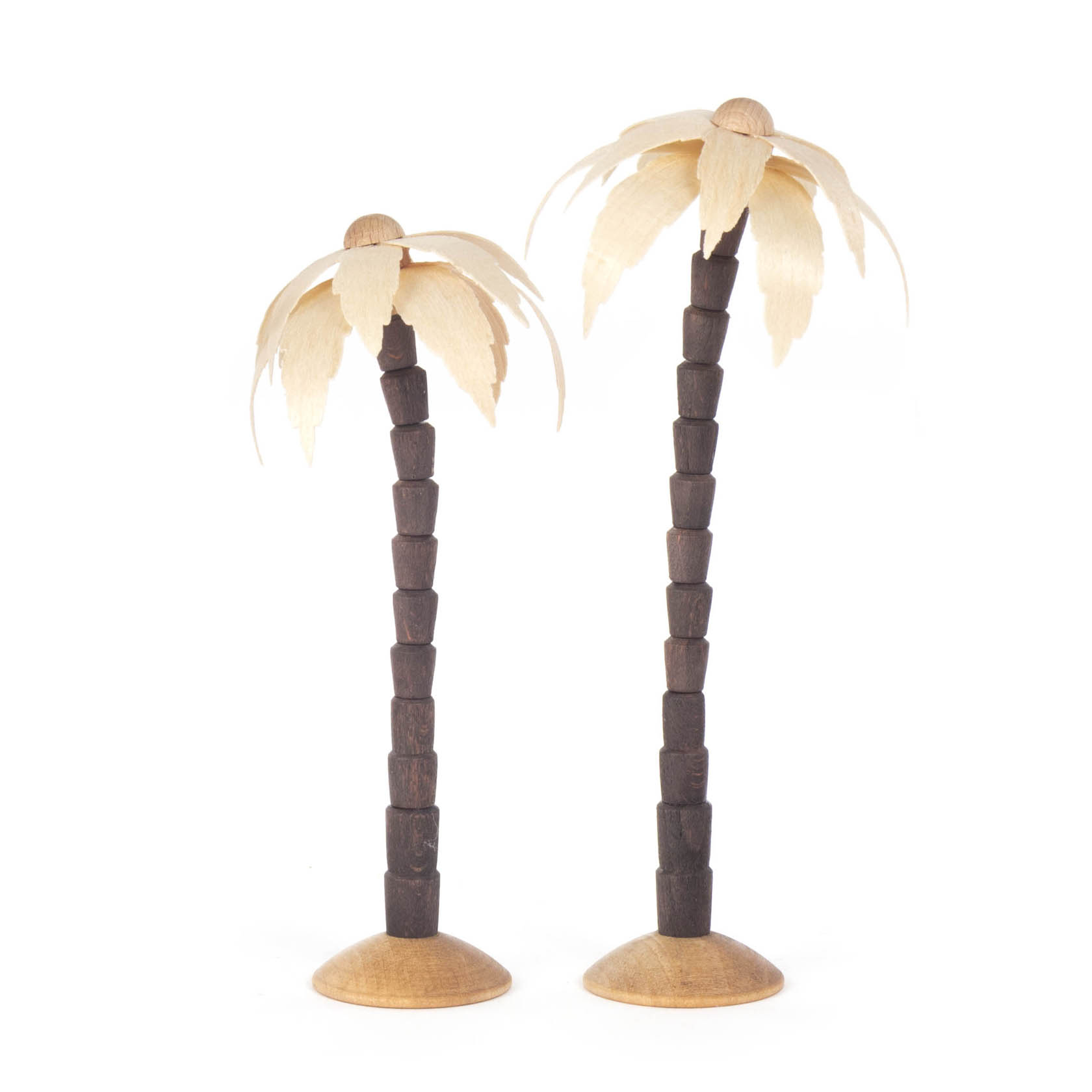 Zwei dekorative Miniaturpalmen aus Holz, mit braunen, segmentierten Stämmen und hellen, geschwungenen Blättern auf runden Basisplatten. im Dregeno Online Shop günstig kaufen