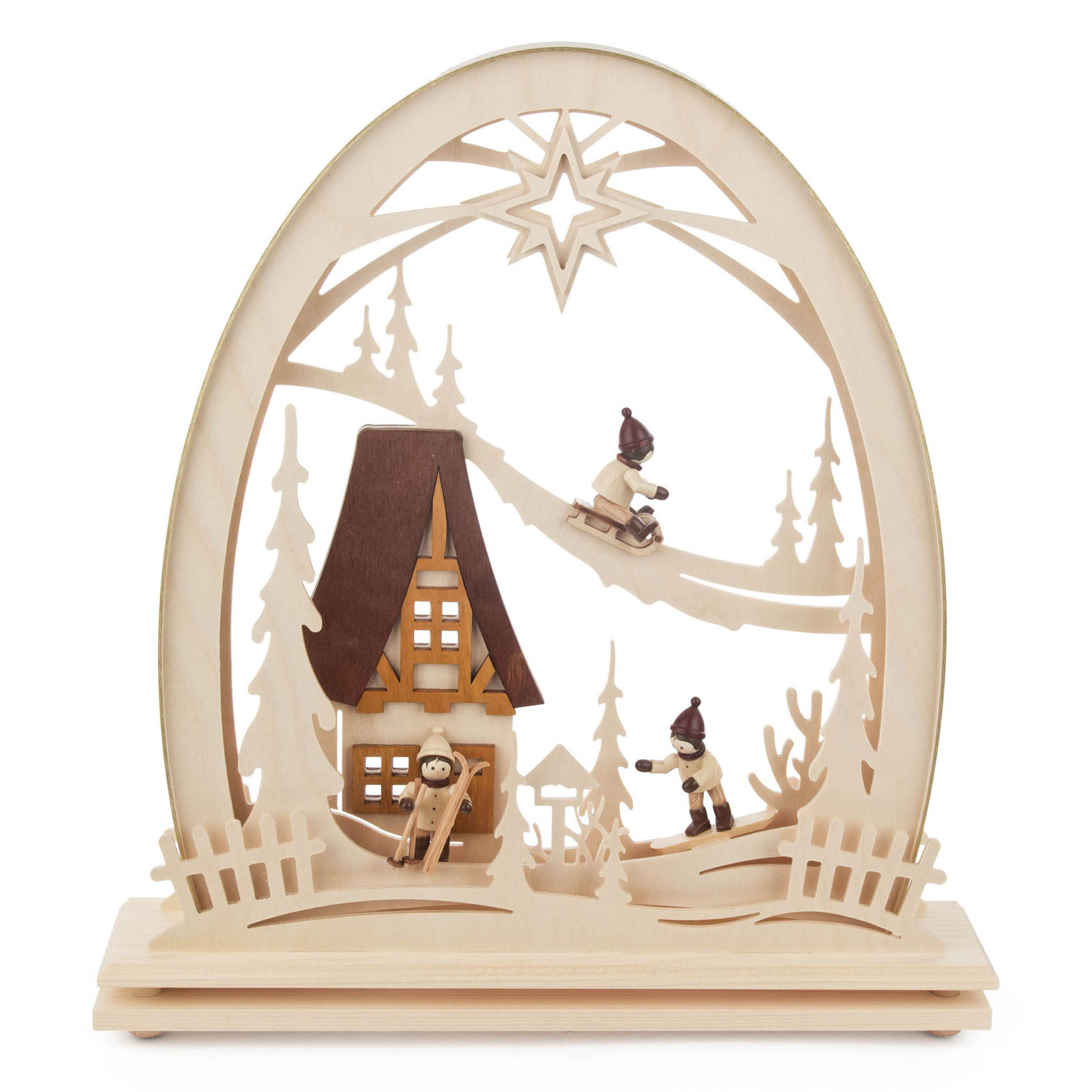 Dekorativer Erzgebirgsbogen aus Holz. Darauf befinden sich zwei spielende Kinder im Winteroutfit mit Schlitten, ein Haus und Bäume. Eine integrierte LED beleuchtet die Szene. im Dregeno Online Shop günstig kaufen
