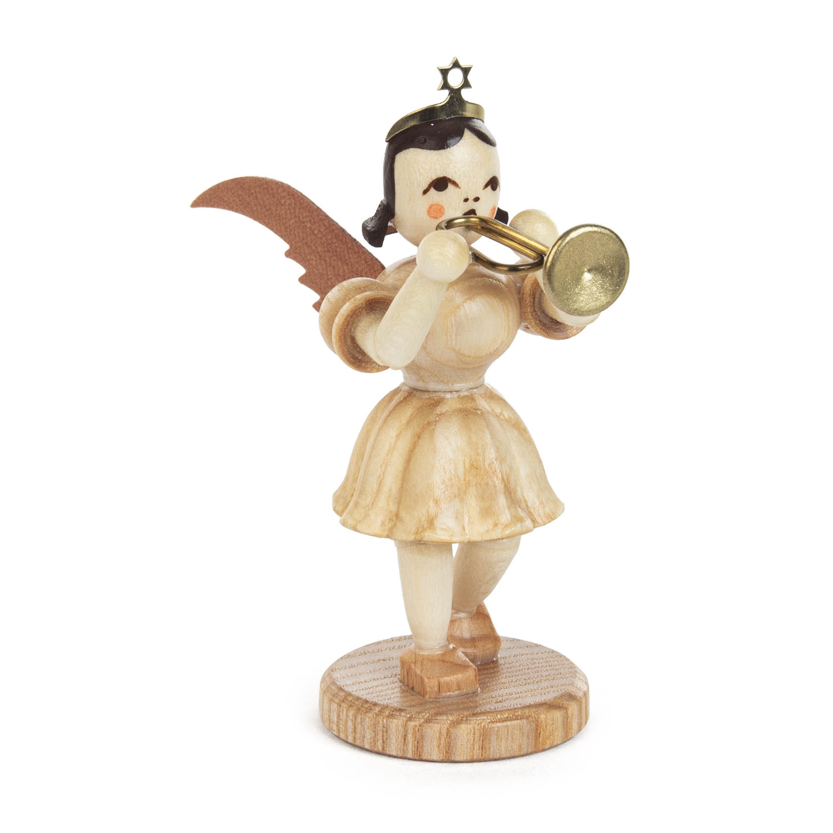Holzfigur eines Engels mit braunen Haaren und Krone, spielt auf einer kleinen Trommel, trägt ein naturfarbenes Kleid und hat einen hölzernen Flügel. im Dregeno Online Shop günstig kaufen
