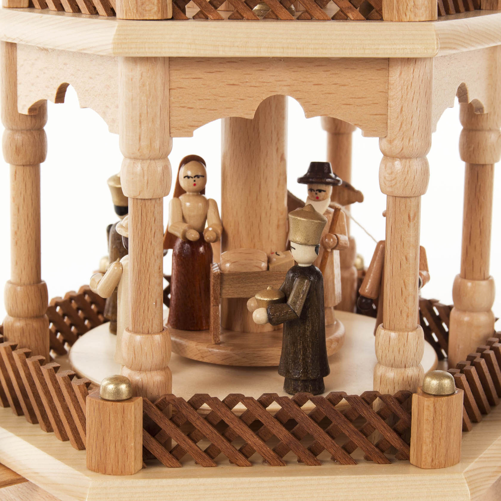 Ein einstöckiger, hölzerner Weihnachts-Pyramidenaufbau mit Figuren zur Christi Geburt, darunter Maria, Josef, ein Hirte und die Heiligen Drei Könige.