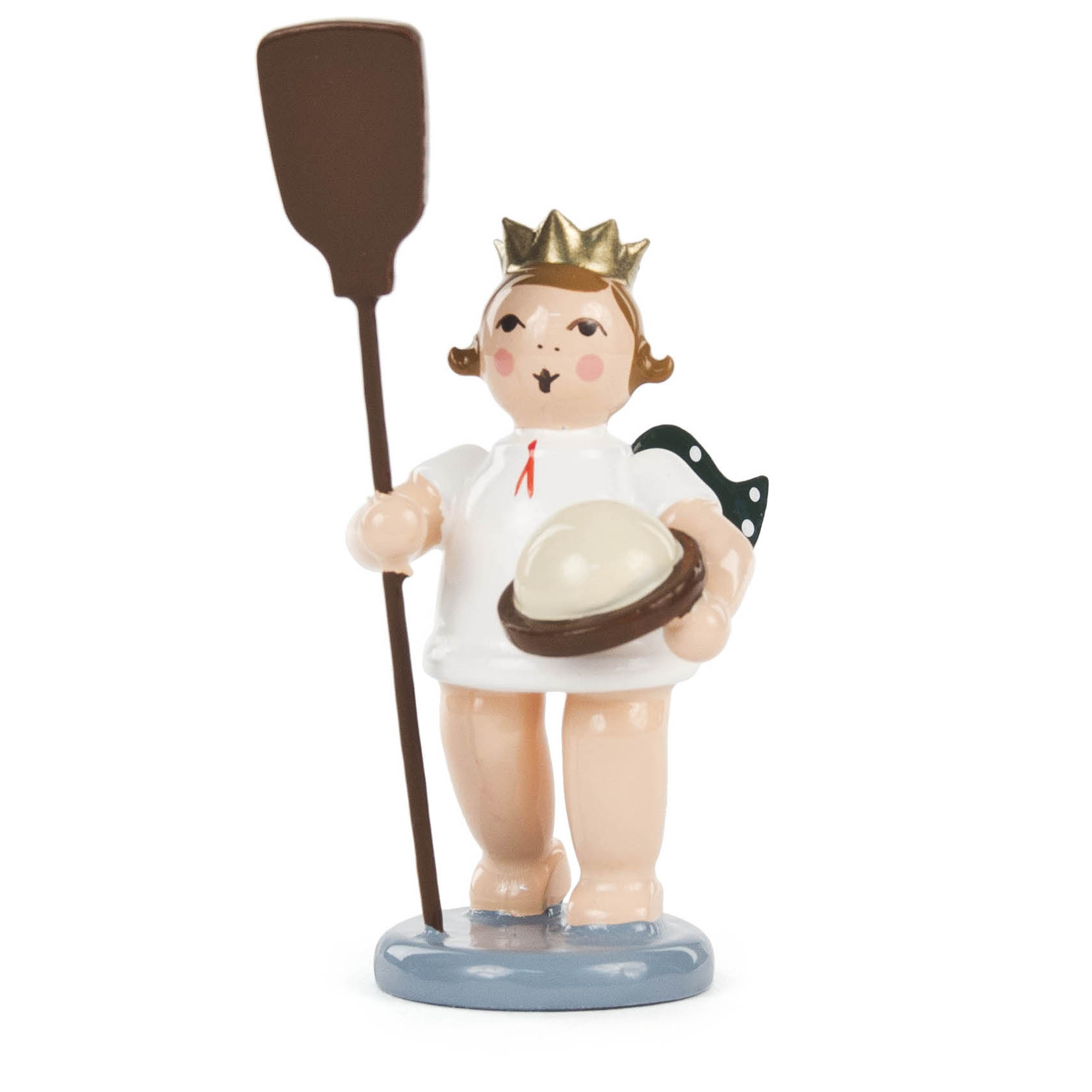 Eine Figur eines Bäckerengels mit goldener Krone, der einen Ofenschieber in einer Hand und ein Backblech mit Brötchen in der anderen hält. im Dregeno Online Shop günstig kaufen