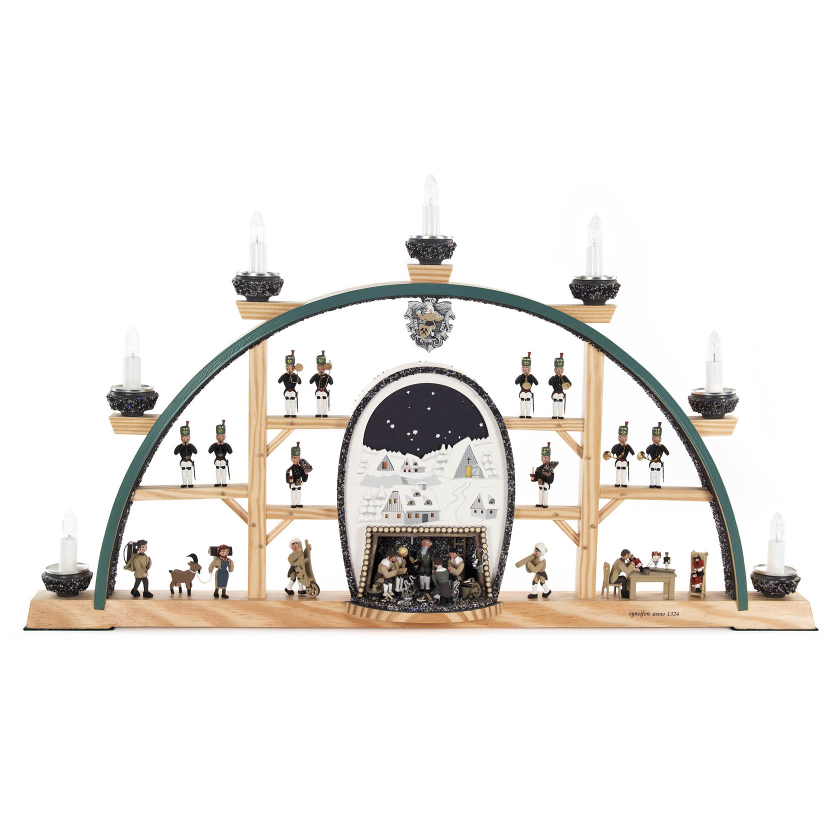 Elektrisch beleuchteter Schwibbogen 'Cynsifen anno 1324' mit Bergwerksszene und Erzgebirgsfiguren, darunter Bergmänner und traditionelle Figuren. im Dregeno Online Shop günstig kaufen