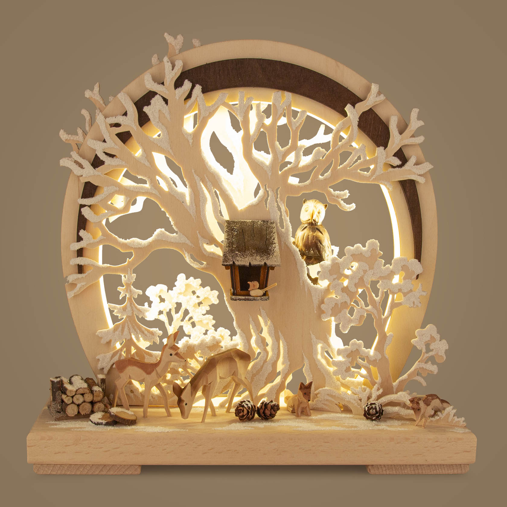 Holzdekoration mit Waldtieren, einem Haus im Baum und schneebedeckten Bäumen, indirekt durch LED beleuchtet.