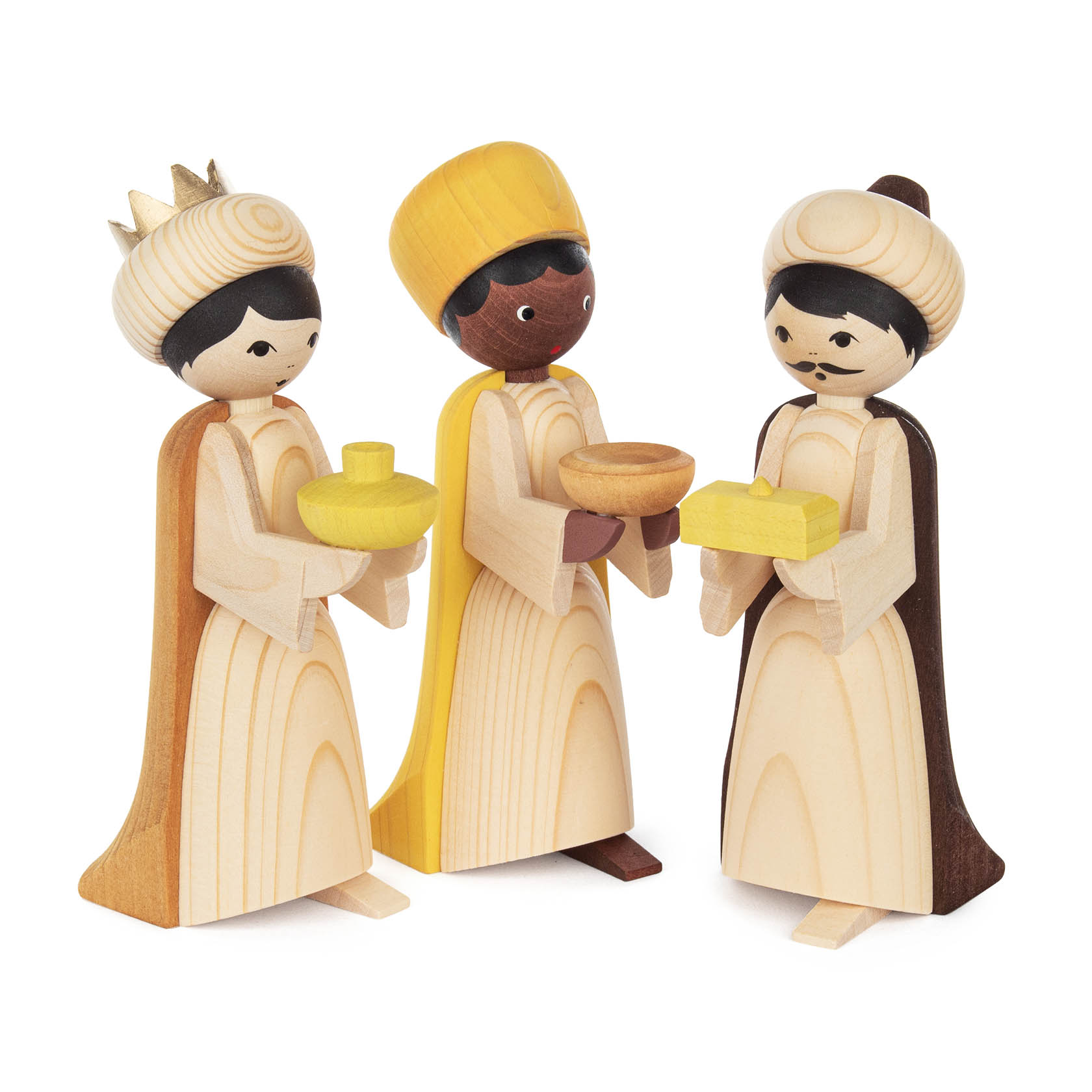 Drei geschnitzte Holzfiguren der Heiligen Drei Könige, jeweils mit einem Geschenk in den Händen. Links ein König mit goldener Krone, mittig ein König mit gelbem Turban, rechts ein König mit weißem Turban. im Dregeno Online Shop günstig kaufen