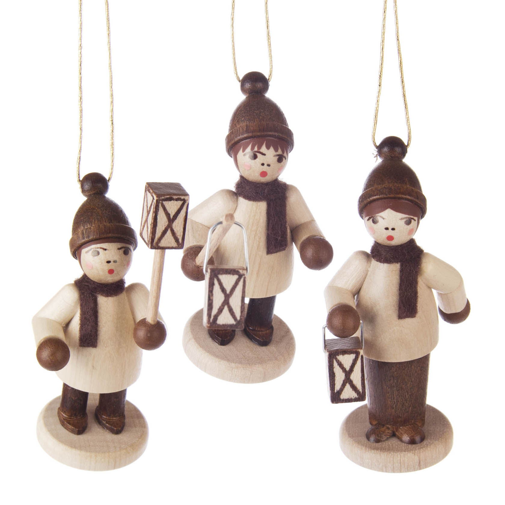 Drei hölzerne Figuren, Laternenkinder genannt, tragen Laternen. Sie tragen Mützen und Schals in natürlichen Tönen. Die Figuren sind zum Aufhängen. im Dregeno Online Shop günstig kaufen