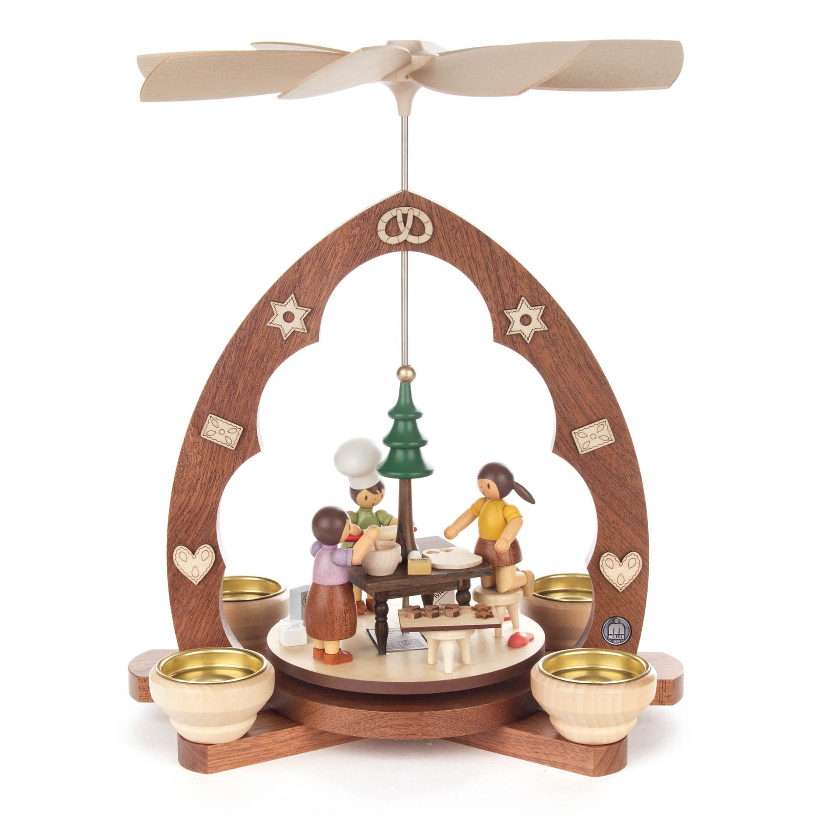 Traditional Christmas pyramid featuring a wooden bakery scene with three figurines around a table and a small evergreen tree on top. im Dregeno Online Shop günstig kaufen