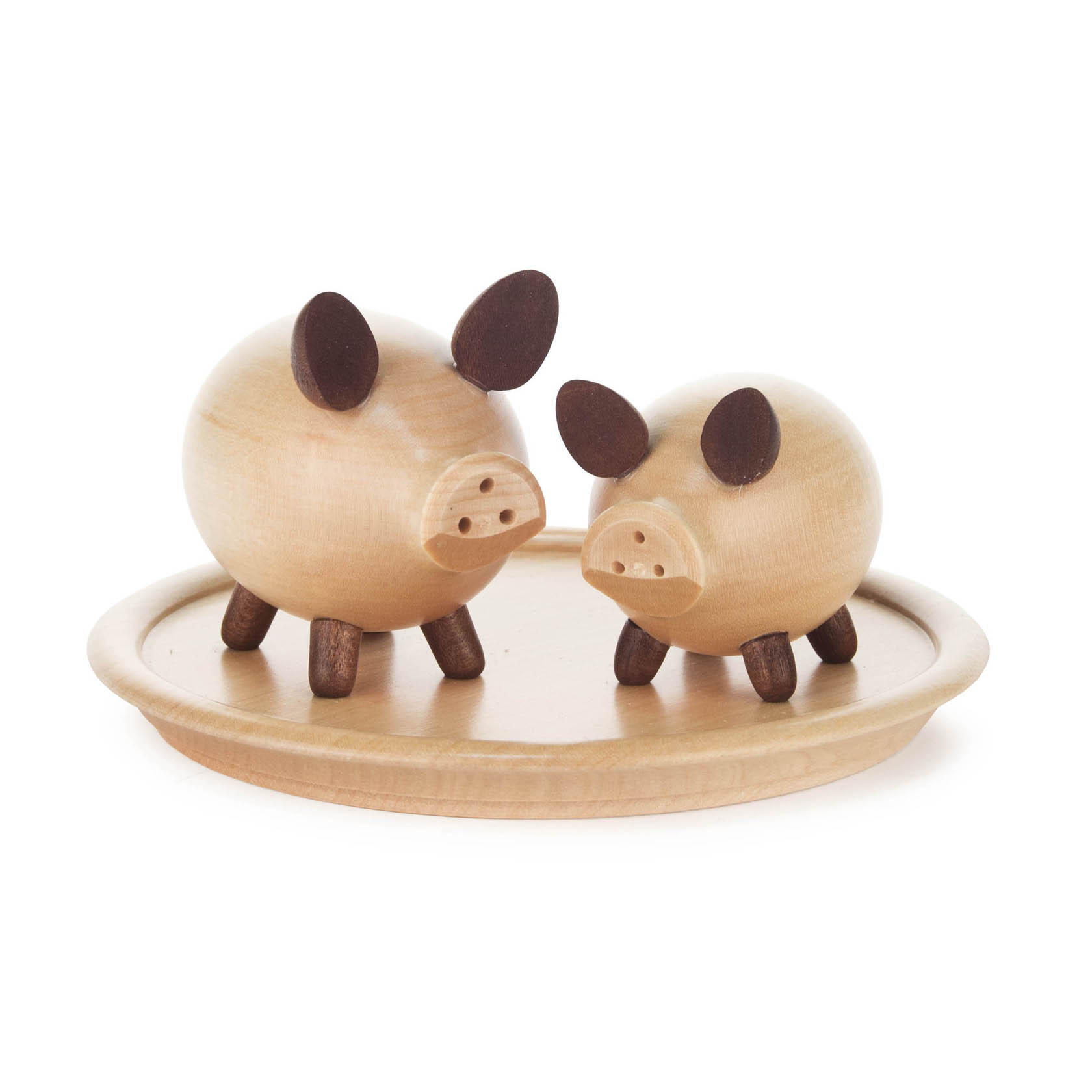 Zwei Schweinchen-Salz- und Pfefferstreuer aus Holz auf einem runden Tablett, das zweite Schweinchen ist kleiner. Beide haben dunkle Ohren und Beine. im Dregeno Online Shop günstig kaufen