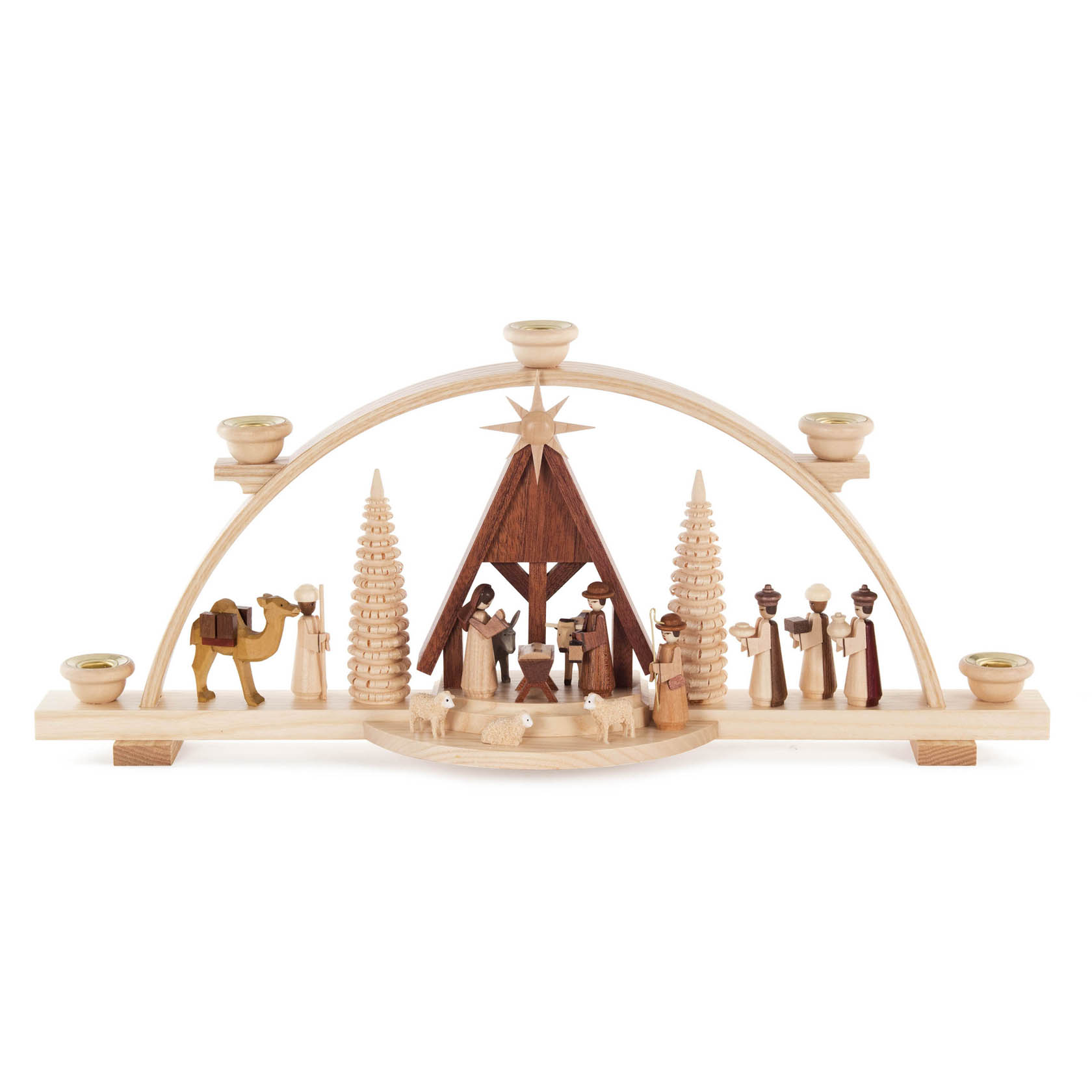 Holz-Schwibbogen zeigt die Krippenszene mit Maria, Josef, dem Jesuskind, den Heiligen Drei Königen, einem Kamel und zwei Bäumen. Vier Kerzenhalter oben. im Dregeno Online Shop günstig kaufen