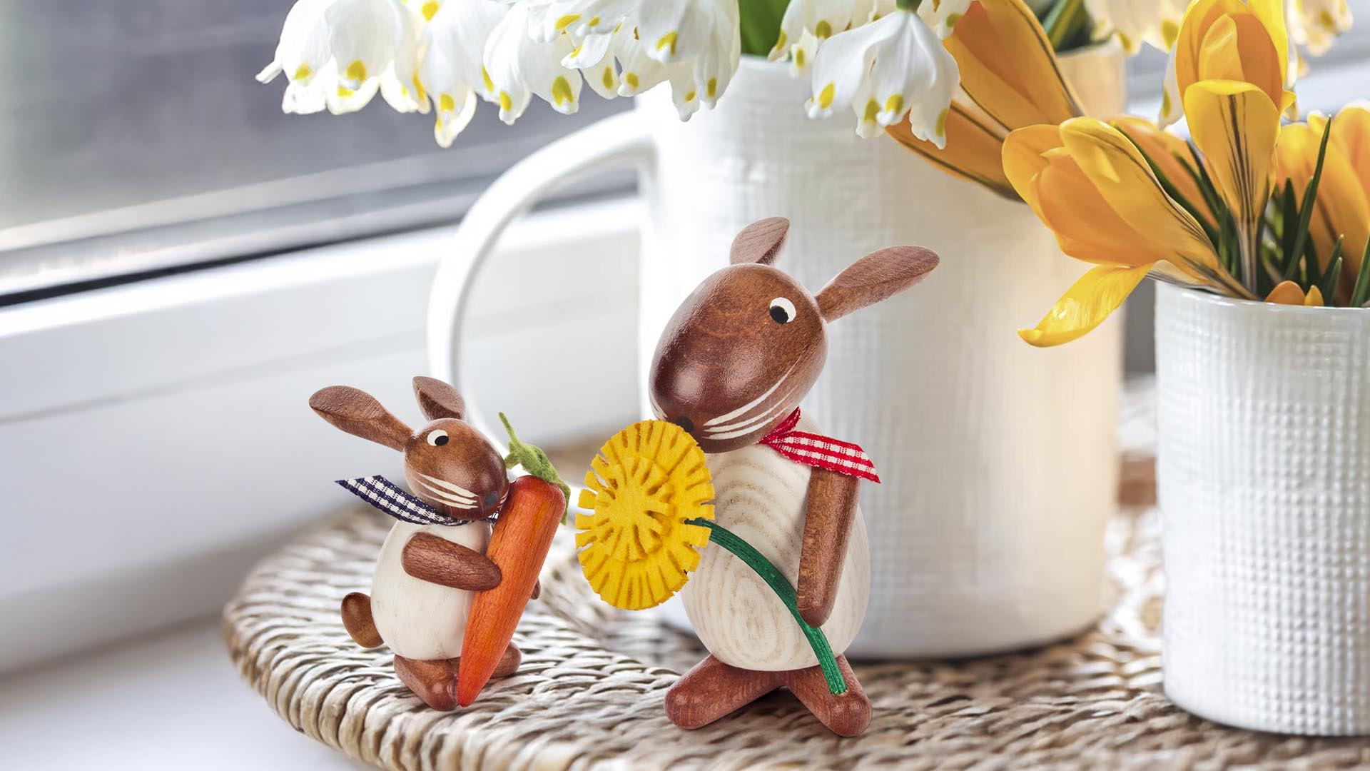 Osterhasenpaar mit Möhre und Löwenzahn