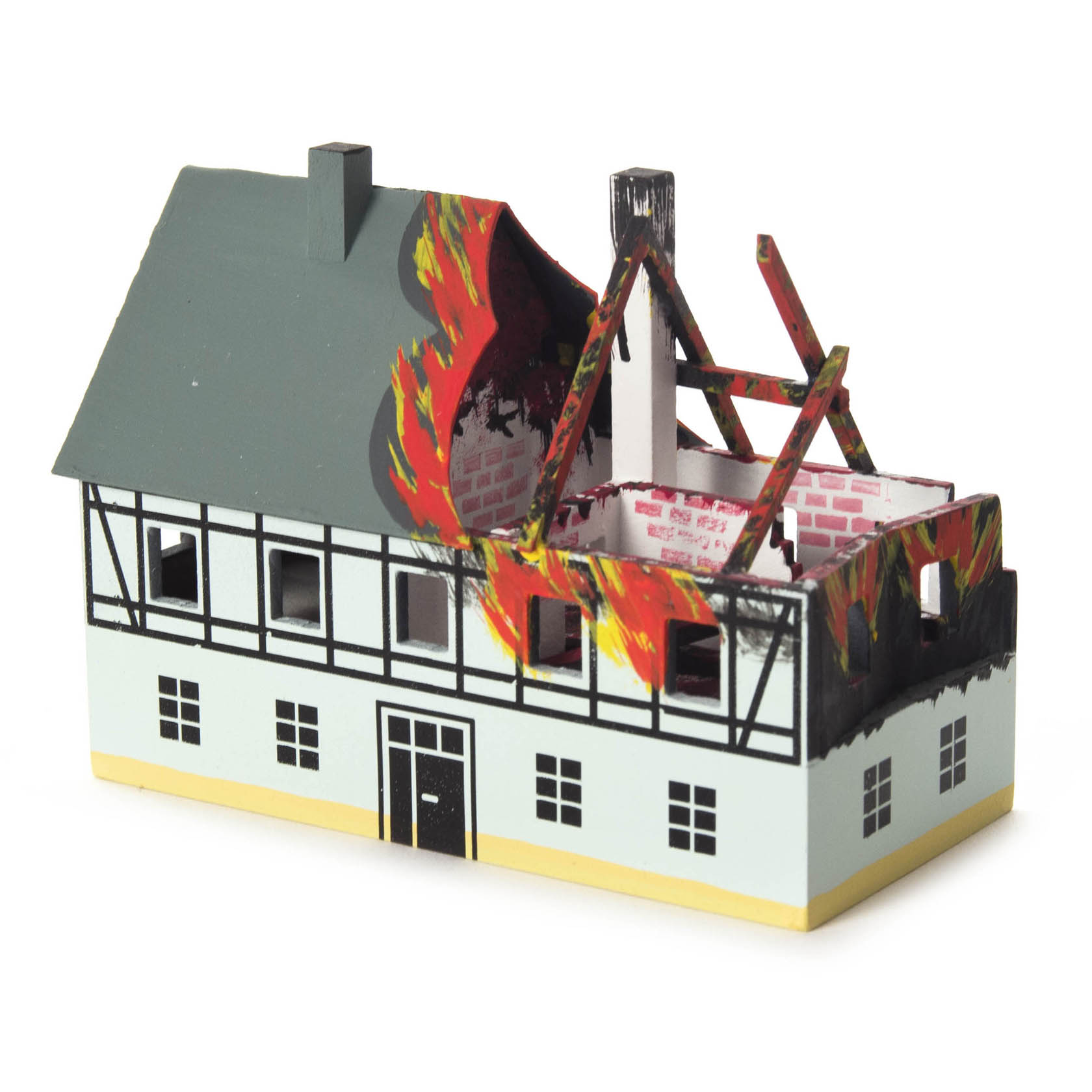 Miniaturmodell eines Fachwerkhauses mit brennendem Dach und Flammen, die aus dem oberen Stockwerk schlagen.
