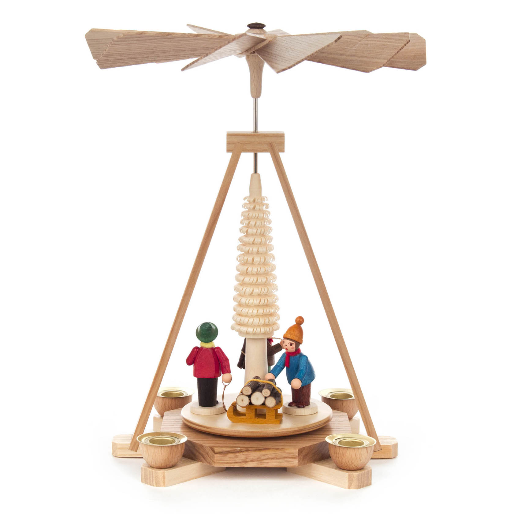 Holzpyramide mit einem Konstrukt aus vier Kerzenhaltern an der Basis. Darüber ist eine Plattform mit zwei Holzfiguren und einem Kegelbaum. Auf der Spitze sind Propellerflügel.