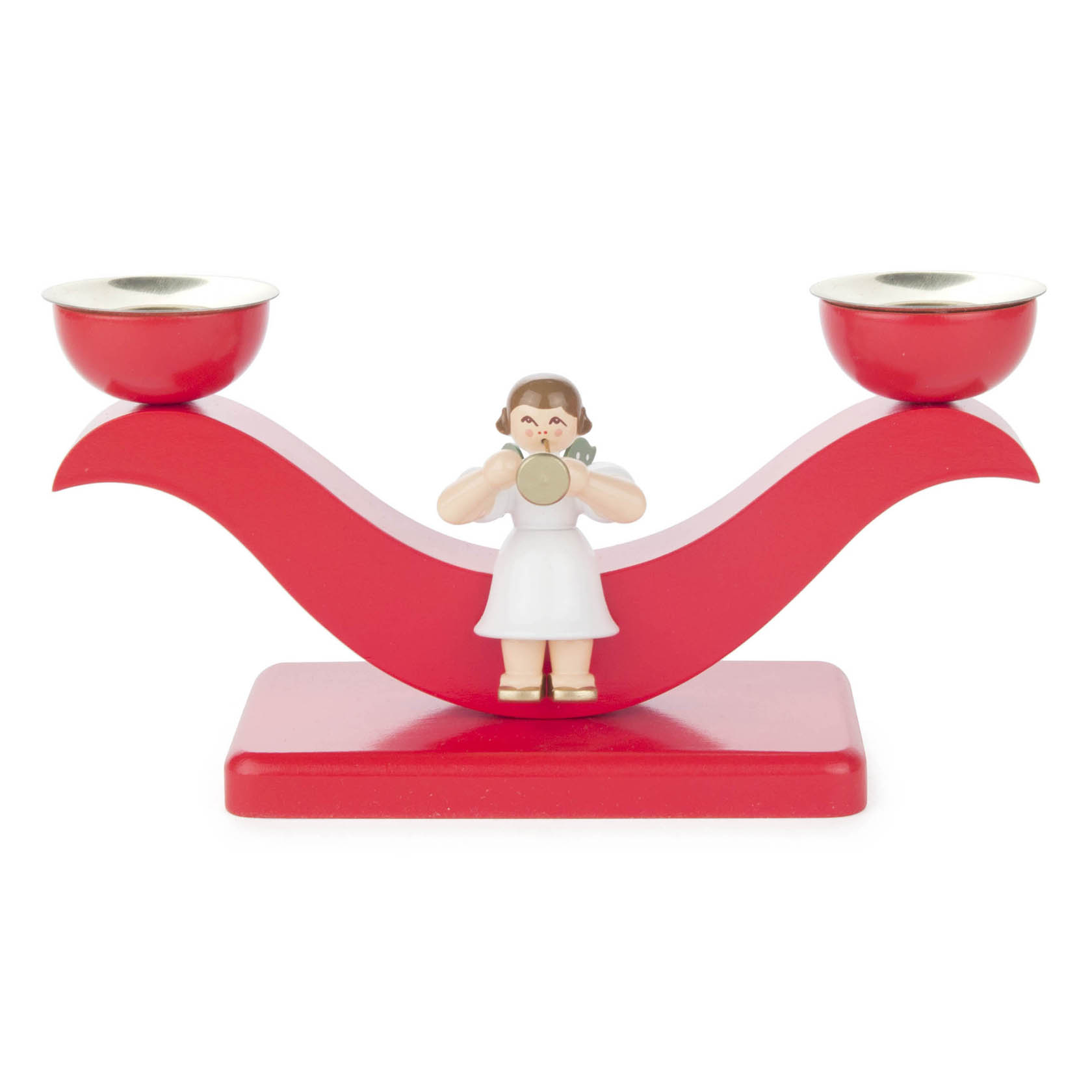 Ein farbiger Kerzenhalter in Rot mit einem stilisierten Engel in Weiß, der eine goldene Kugel hält. Der Leuchter hat zwei runde Kerzenhalter oben. im Dregeno Online Shop günstig kaufen