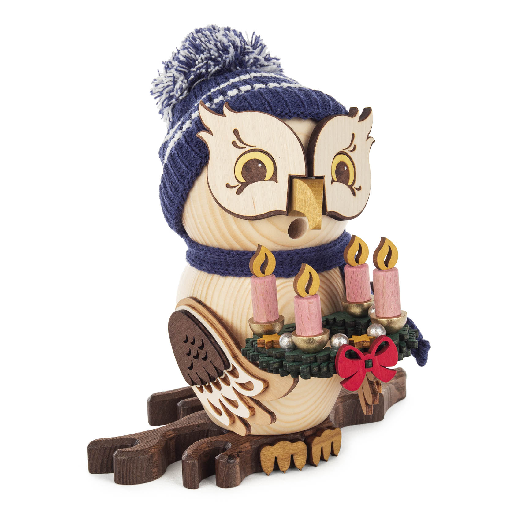 Eine aus Holz gefertigte Räuchereule, die eine winterliche Mütze trägt und einen Adventskranz mit vier Kerzen in den Flügeln hält. im Dregeno Online Shop günstig kaufen