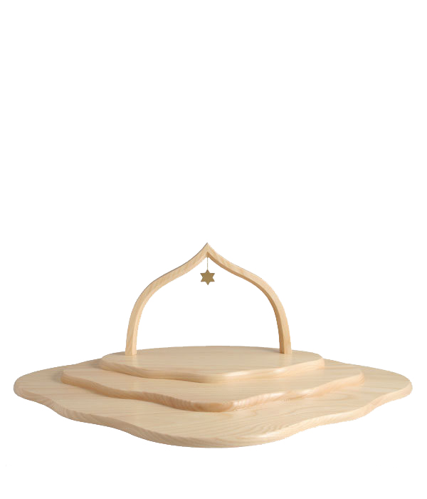 Drei-etagige Holzplattform in Form einer stilisierten Wolke mit dekorativem Bogen und einem hängenden Stern aus hellem Naturholz. im Dregeno Online Shop günstig kaufen