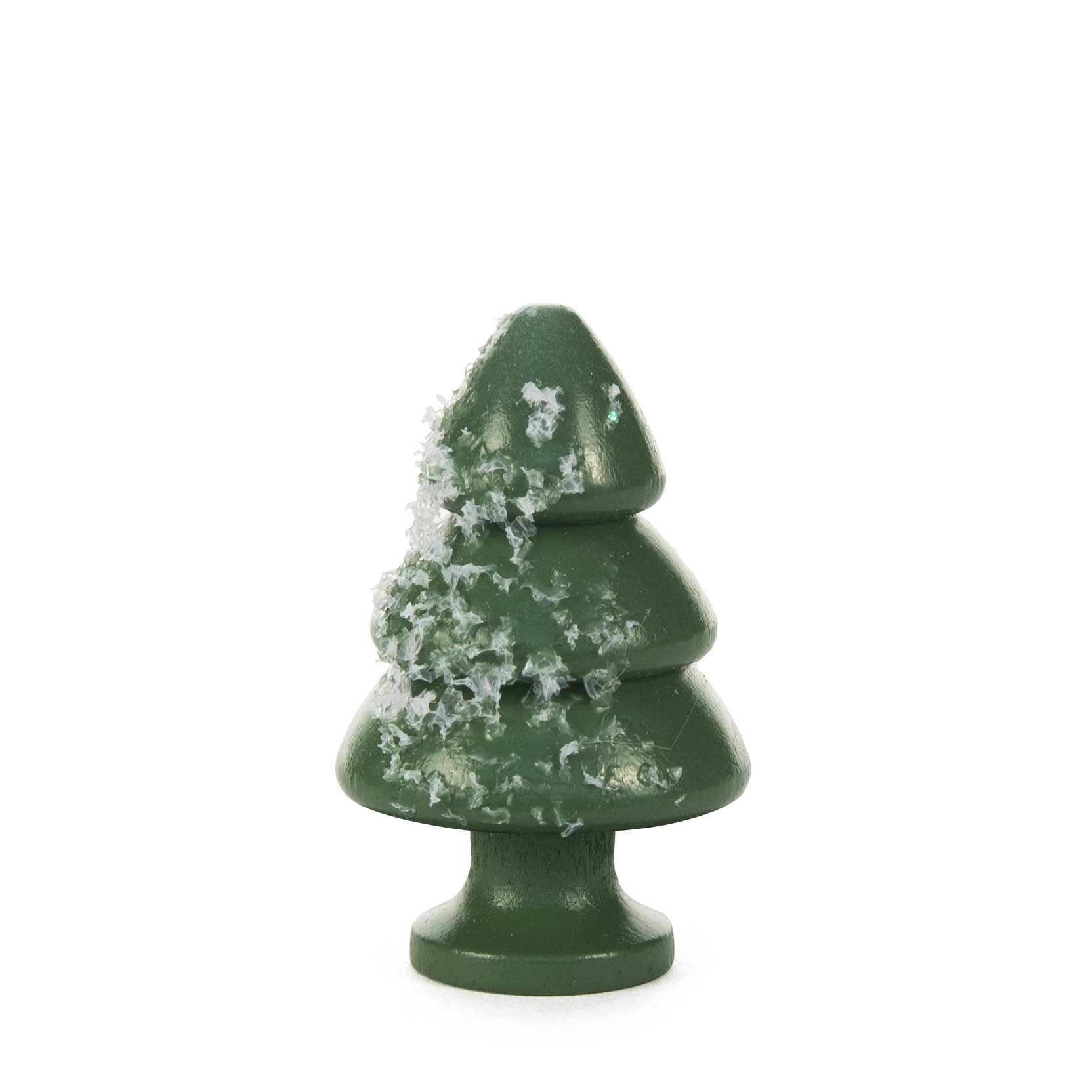 Ein kleiner, stilisierter grüner Baum mit drei Ebenen und künstlichem Schnee auf der linken Seite. im Dregeno Online Shop günstig kaufen