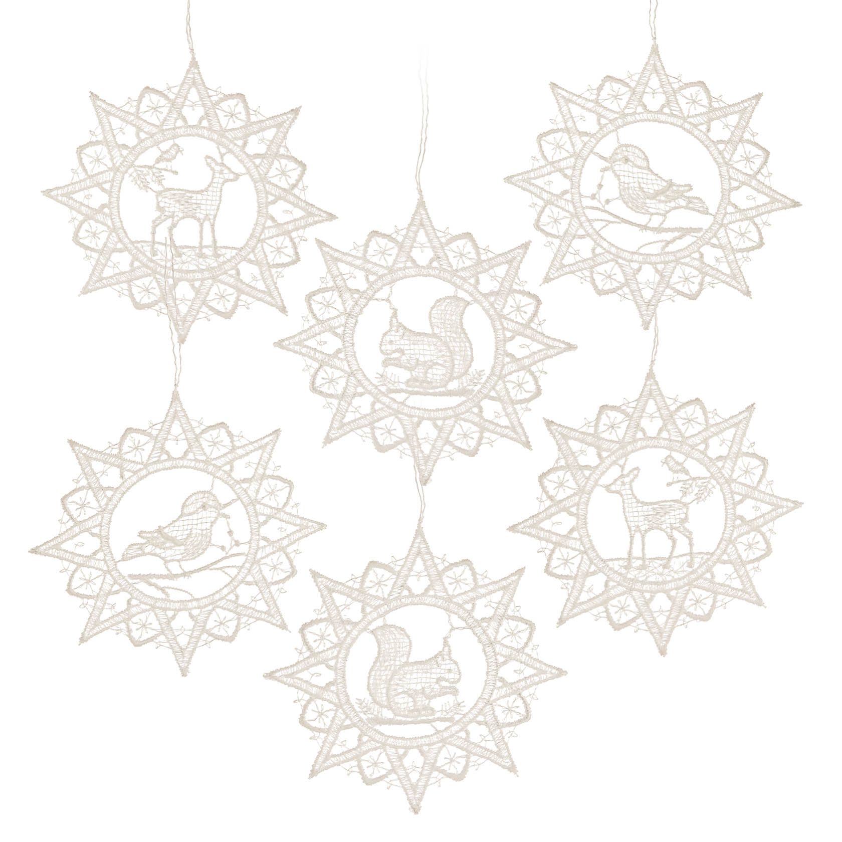 Sechs dekorative weiße Sterne, je zwei mit Eichhörnchen, Huhn und Gans in der Mitte, passend als festlicher Baumschmuck. im Dregeno Online Shop günstig kaufen