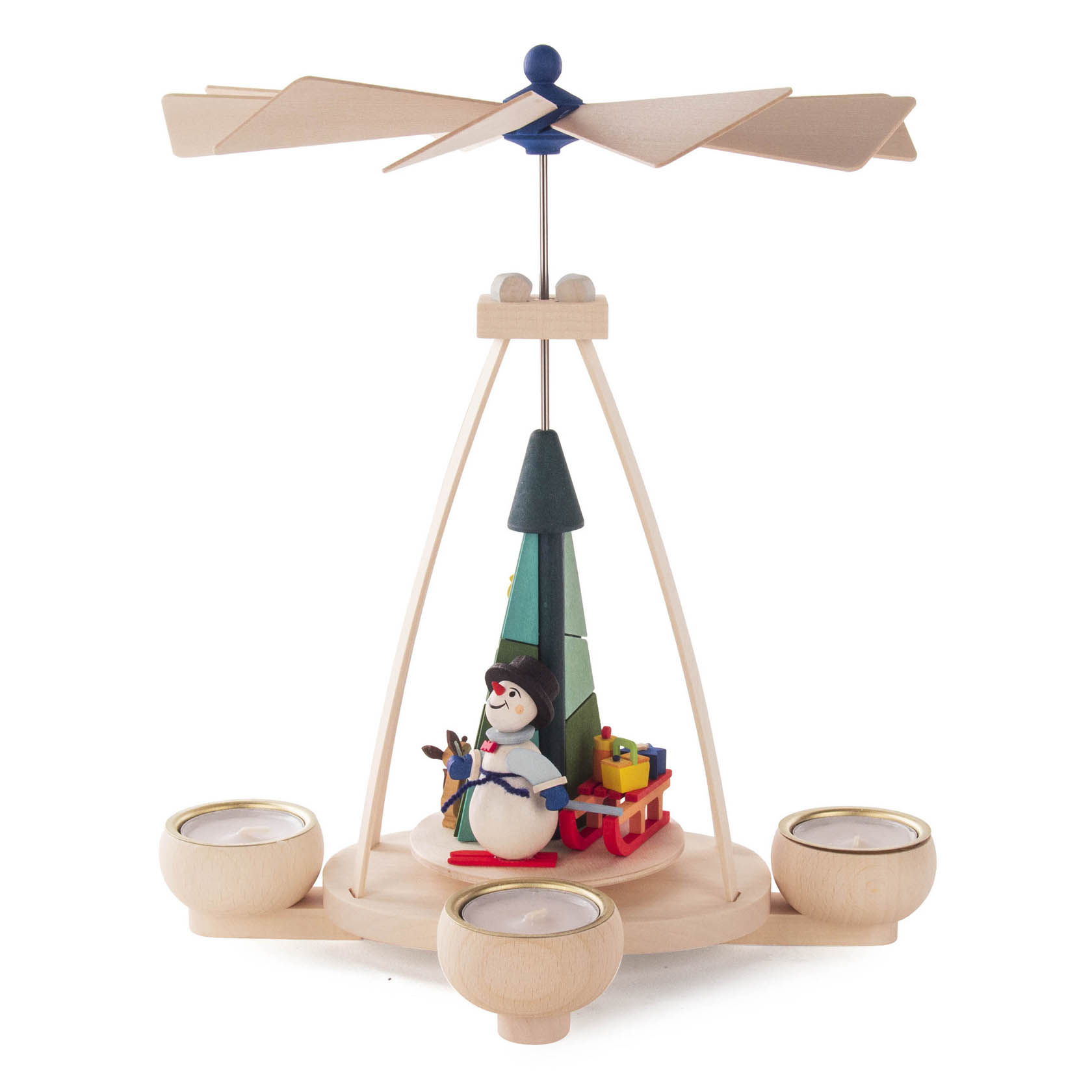 Holzpyramide mit Teelicht-Halterungen und einem Schneemann auf einem Schlitten als zentrales Motiv. Der Schneemann trägt einen blauen Schal und Hut. im Dregeno Online Shop günstig kaufen