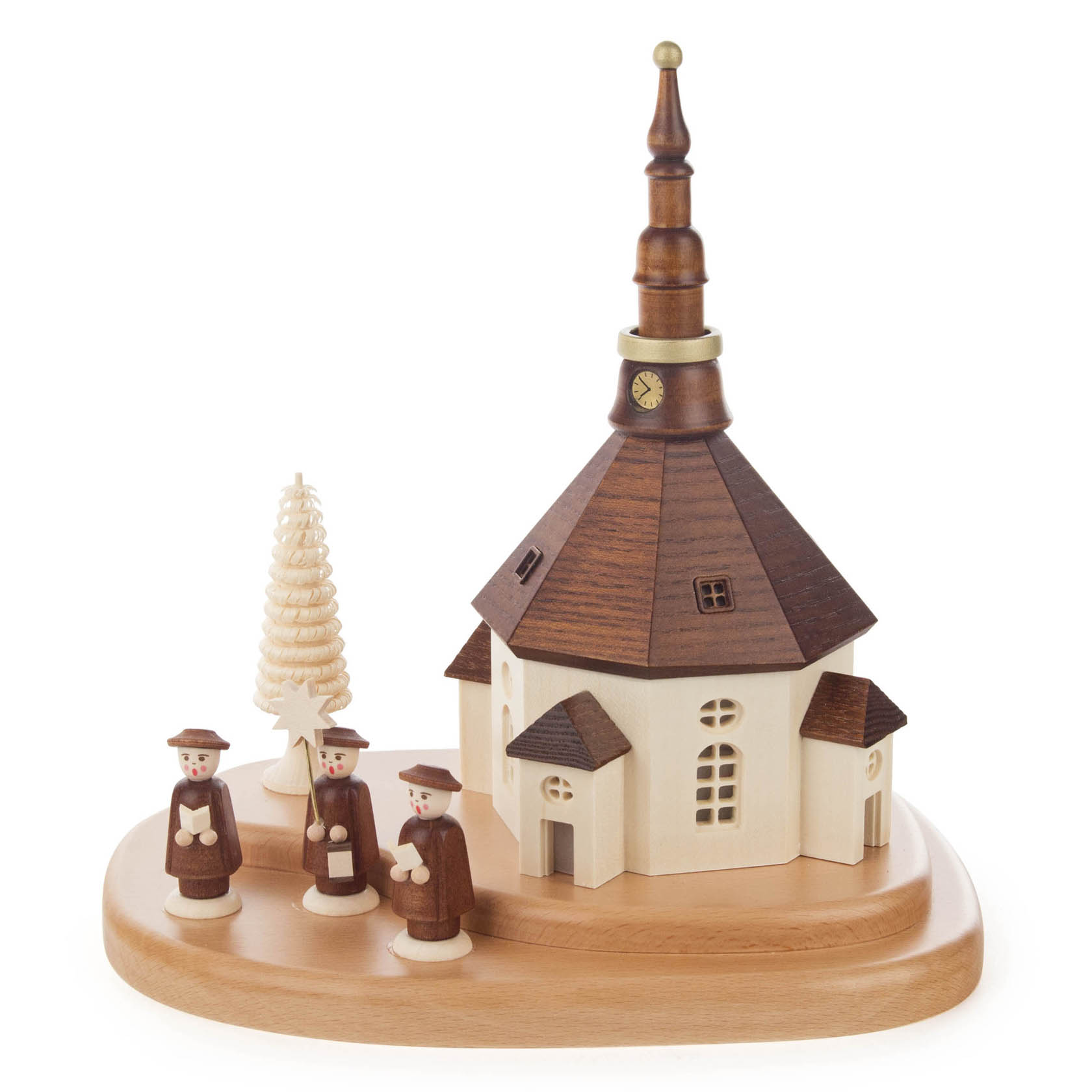 Eine Holzkirche in traditioneller Erzgebirgsbauweise mit einem markanten Turm. Vor der Kirche stehen drei kleine Holzfiguren in brauner Kurrendetracht. im Dregeno Online Shop günstig kaufen