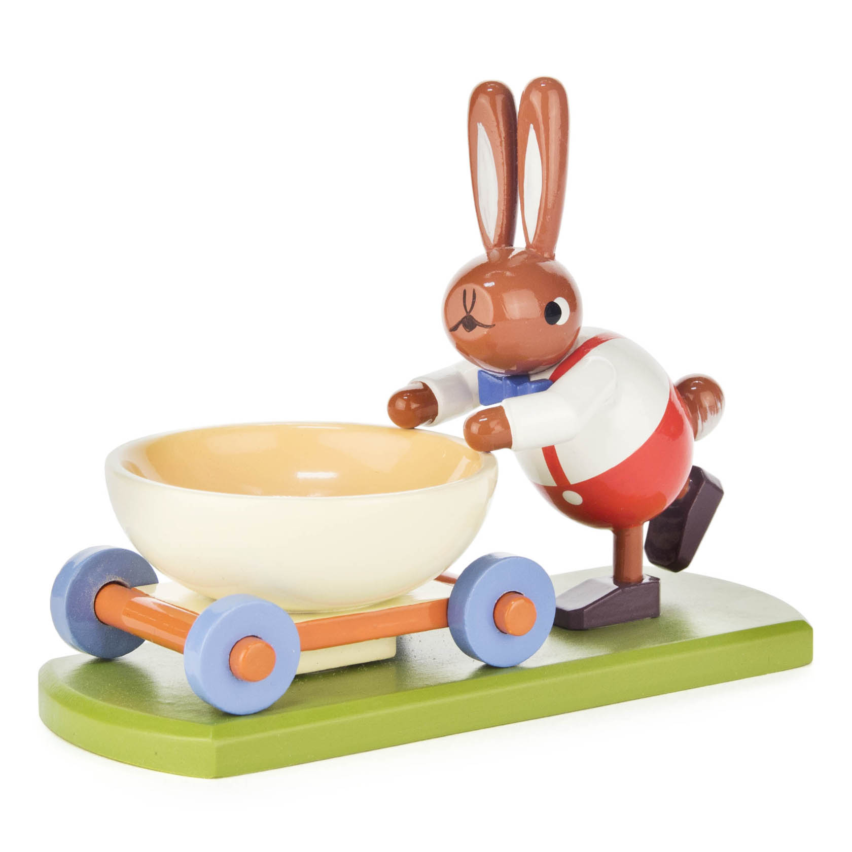 Dekorative Figur eines Hasen in roter Hose und weißem Hemd, der eine kleine Schale auf einem bunten Rollwagen schiebt. im Dregeno Online Shop günstig kaufen