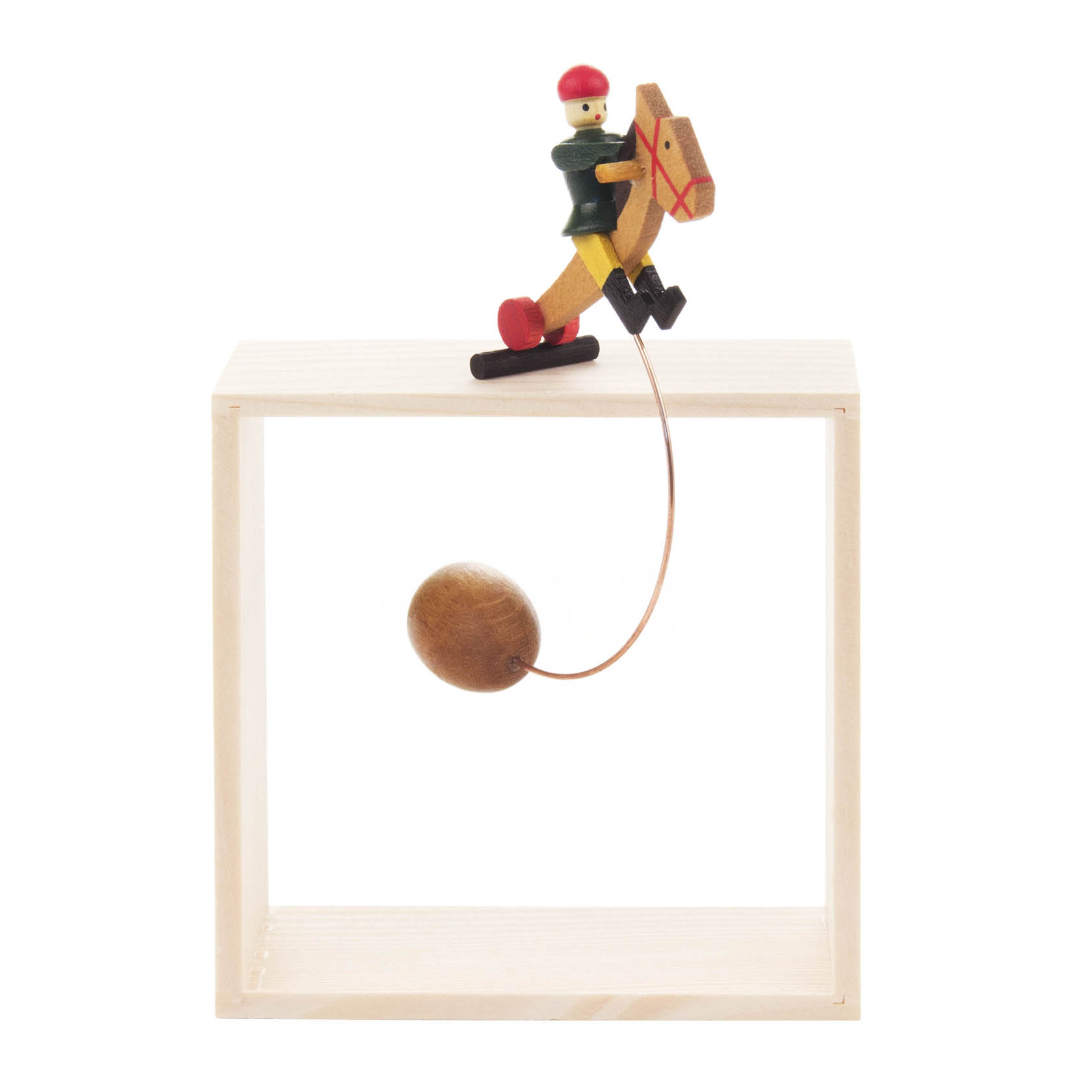 Holz-Schaukelfigur eines Reiters in grüner Kleidung auf einem Pferd, schwingend auf einem Holzgestell mit einem Gewicht an einem Faden.