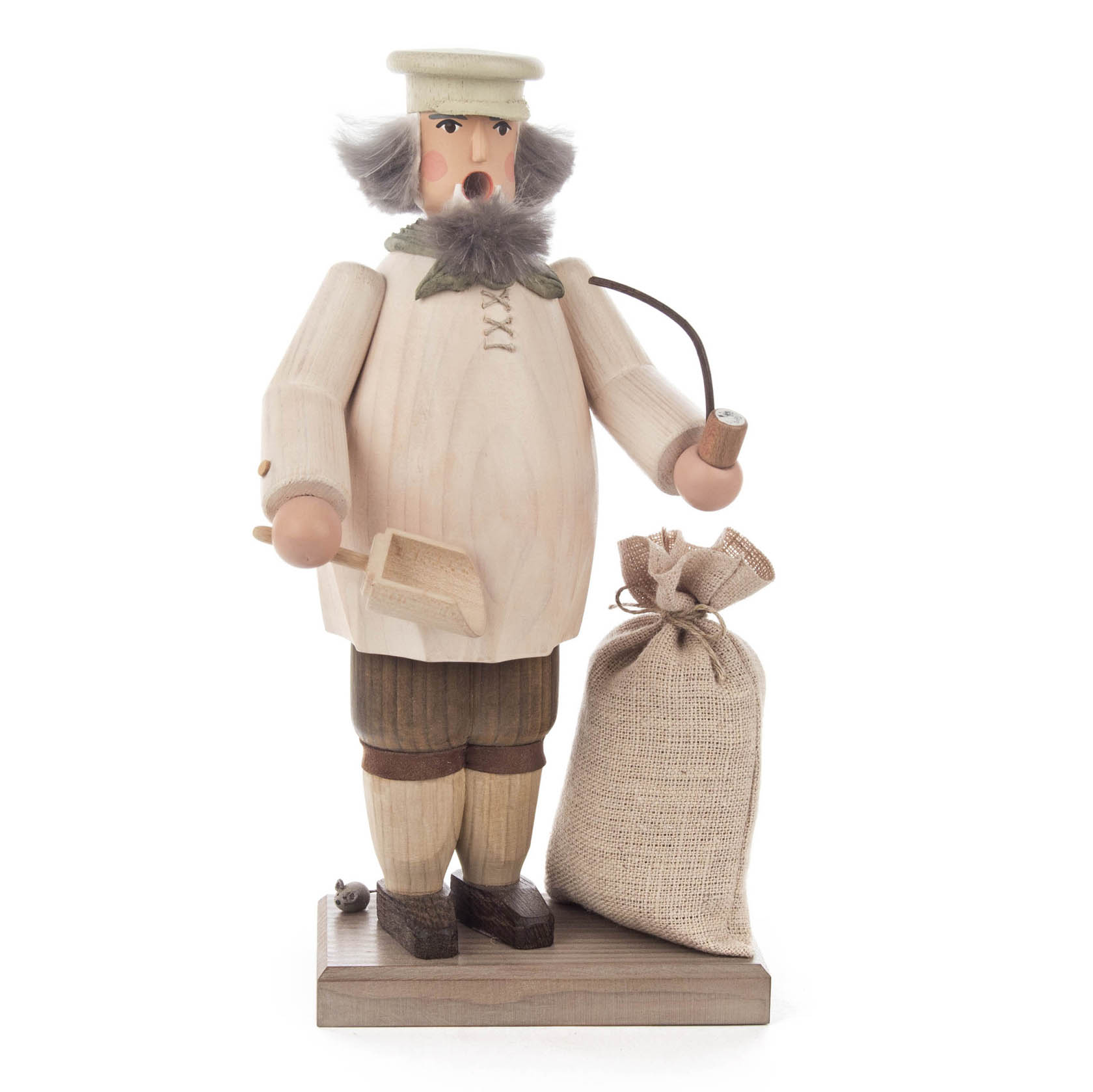 Holzfigur eines traditionellen Räuchermanns, gekleidet in weißem Hemd und Mütze, mit Pfeife in der Hand und einem Jutesack daneben. im Dregeno Online Shop günstig kaufen