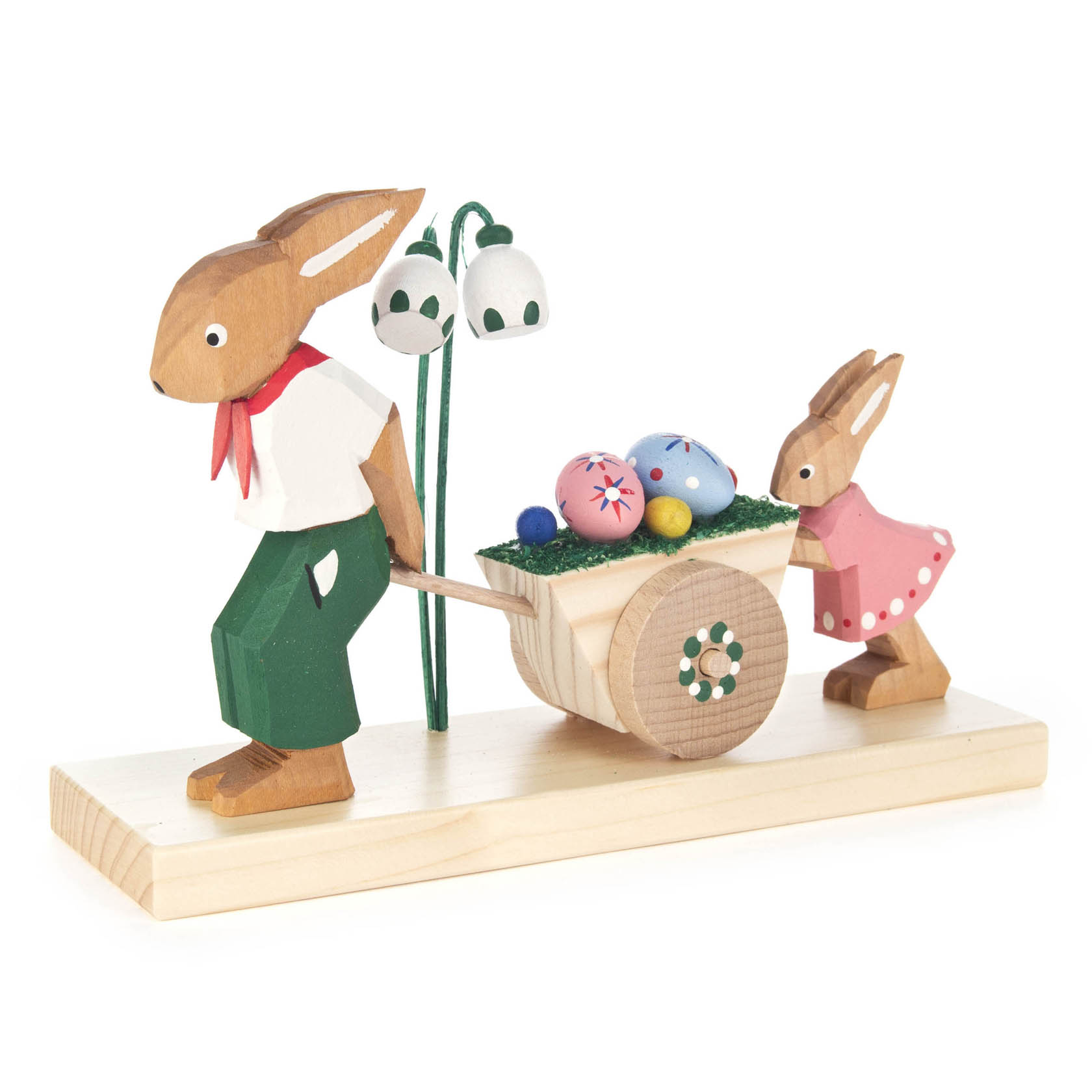 Holzfigur eines Hasenvaters in grün mit rotem Schal, der einen Holzkarren mit bunten Eiern zieht, begleitet von einem Hasenkind in rosa. im Dregeno Online Shop günstig kaufen
