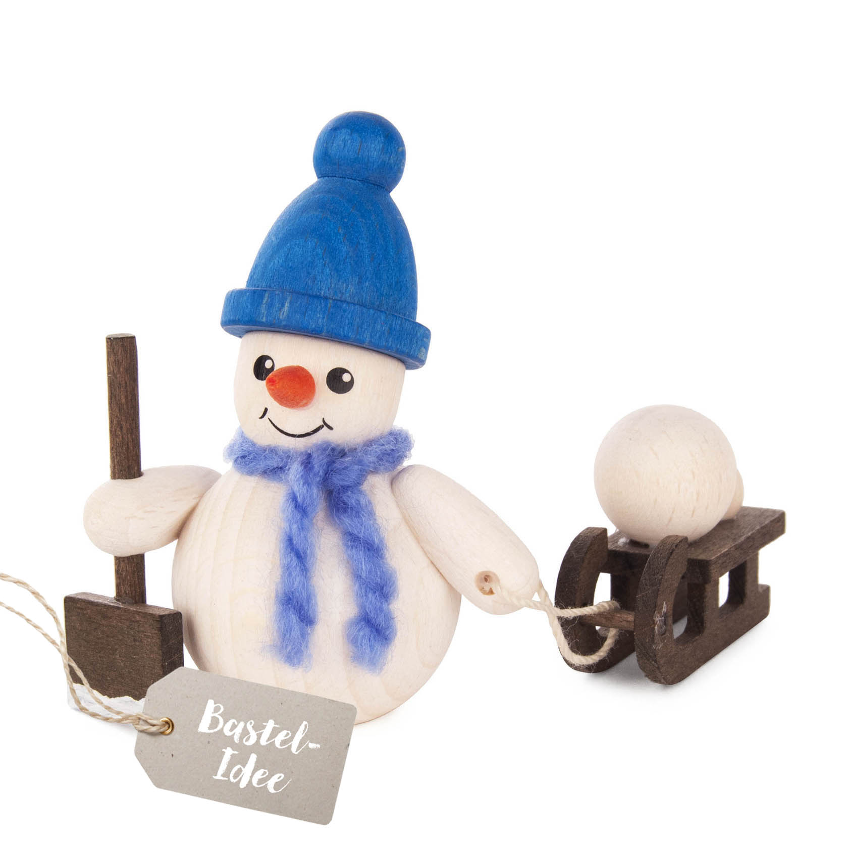 Ein Holzschneemann mit blauem Hut und Schal hält einen kleinen Besen und zieht einen Schlitten mit einer Schneekugel darauf. im Dregeno Online Shop günstig kaufen