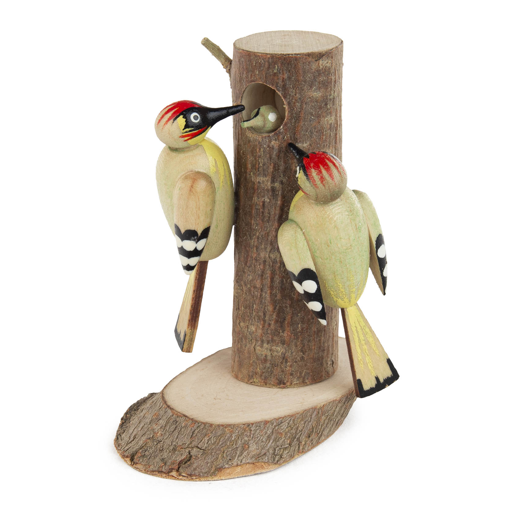Zwei Grünspechte sitzen auf einem hölzernen Stamm. Einer klemmt mit dem Schnabel ein Futterbehältnis, während der andere zuschaut. im Dregeno Online Shop günstig kaufen