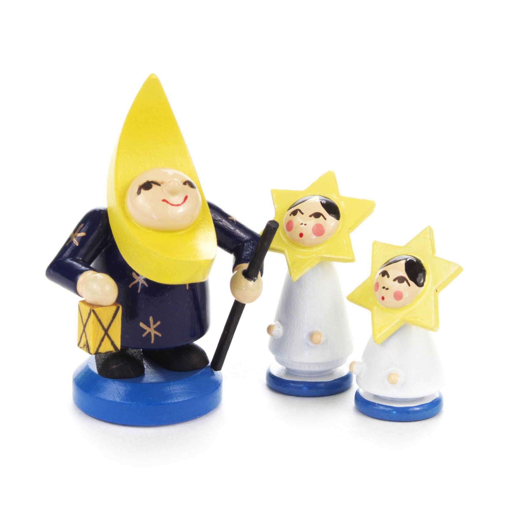 Holzfigurengruppe: Ein Mann in dunkelblauem Gewand mit gelbem Mondhut, hält eine Laterne und einen Stock, daneben zwei Figuren mit gelben Sternhüten. im Dregeno Online Shop günstig kaufen