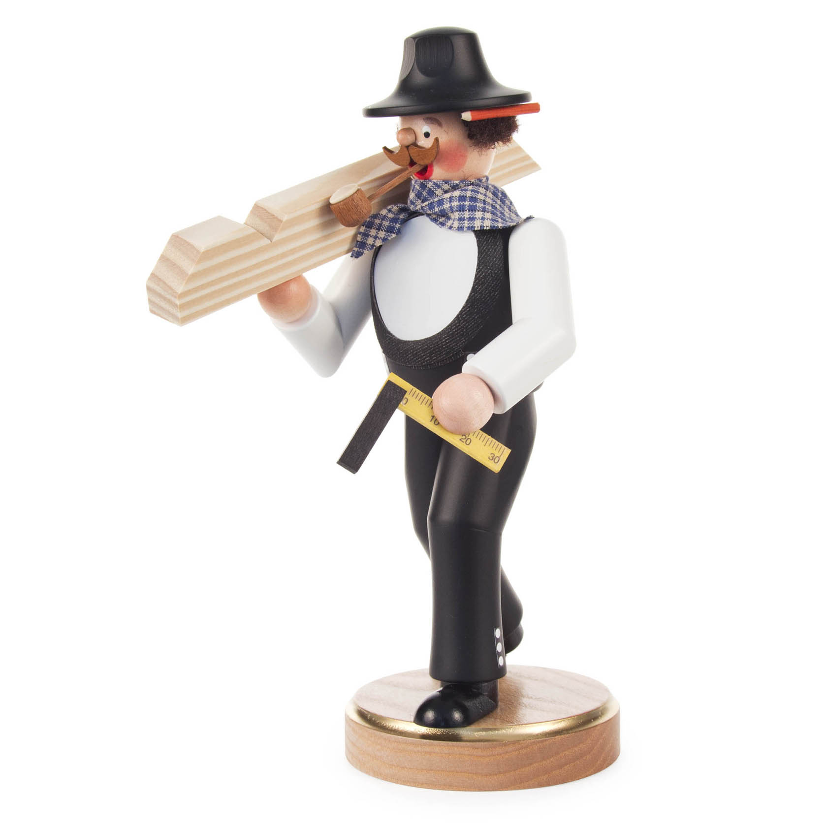 Handgefertigter Räuchermann in Form eines lächelnden Zimmermanns mit schwarzem Hut, kariertem Schal, tragend ein Holzstück und Maßstab im Dregeno Online Shop günstig kaufen