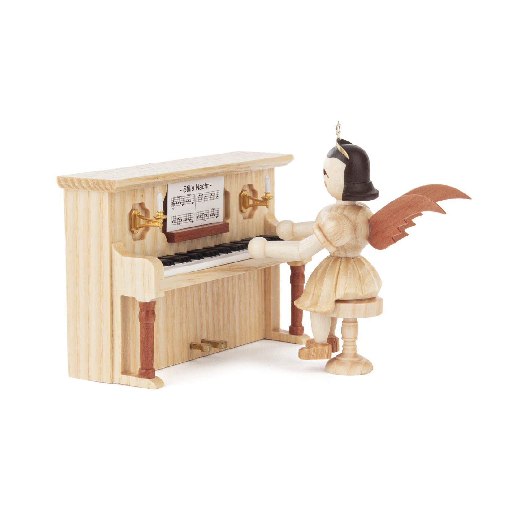 Holzengel mit Flügeln spielt auf einem naturbelassenen Holzklavier. Auf dem Notenständer stehen Noten von 'Stille Nacht'. im Dregeno Online Shop günstig kaufen