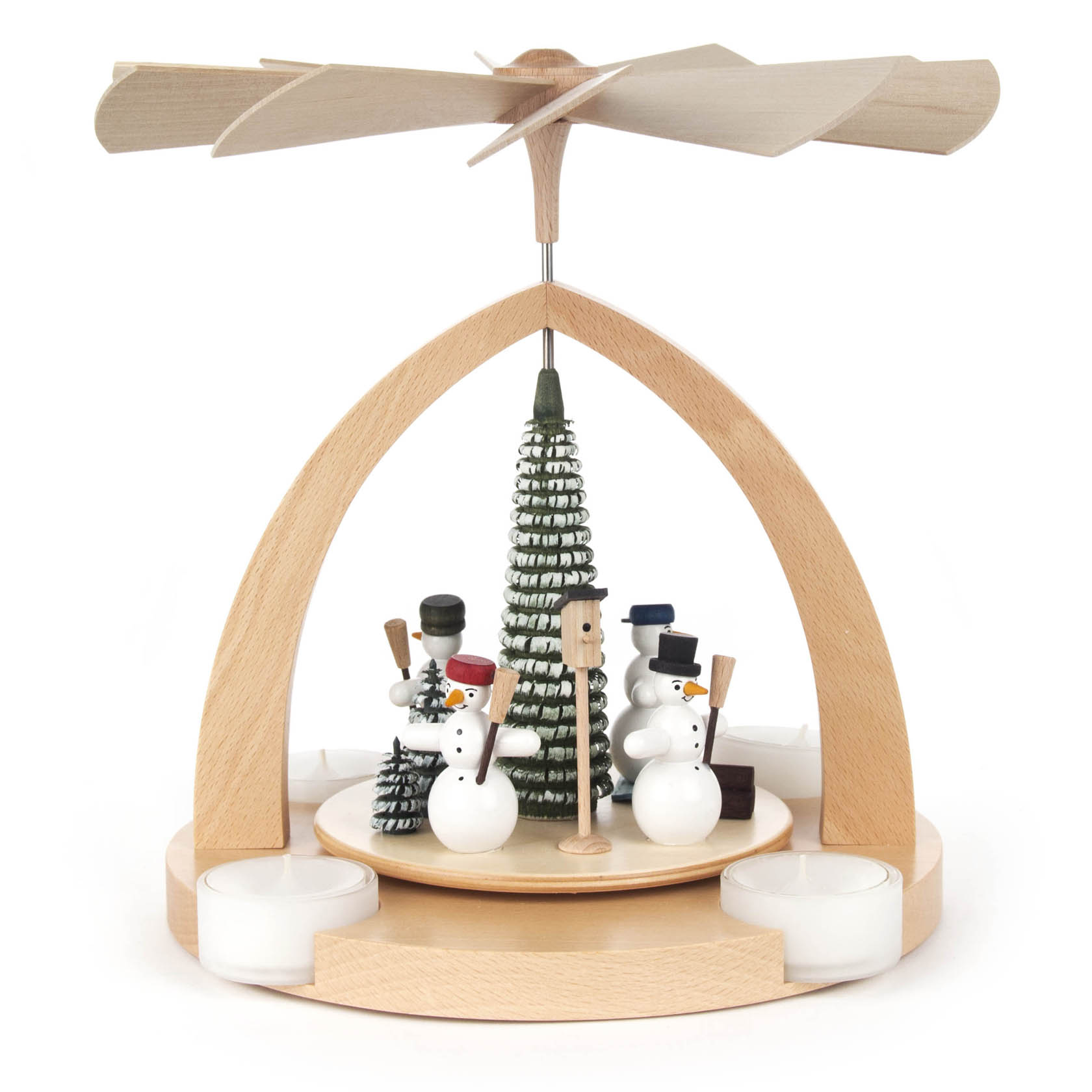 Holzpyramide mit drei Schneemännern um einen Tannenbaum. Die Pyramide hat Flügel oben und vier Teelichthalter an der Basis. im Dregeno Online Shop günstig kaufen
