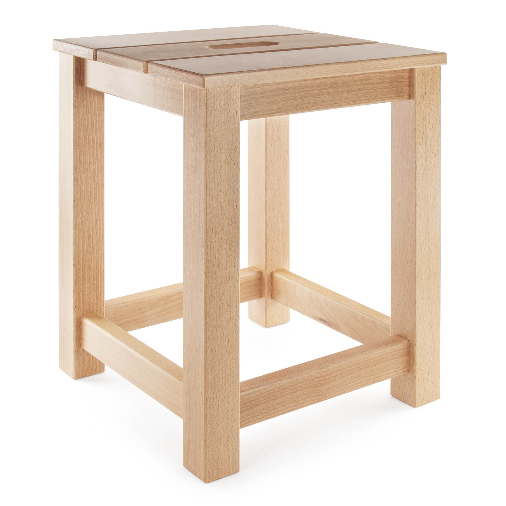 Ein schlichter, quadratischer Hocker aus hellem Massivholz mit vier Beinen und einer rechteckigen Sitzfläche mit eingeschnittener Griffmulde. im Dregeno Online Shop günstig kaufen