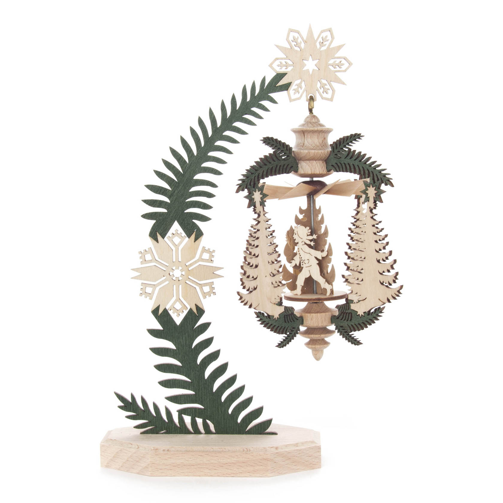 Ein hölzernes Dekorationsstück mit einer geschnitzten Szene von Kindern, die zwischen Tannen spielen, hängt an einem dekorativen Ständer mit Schneeflocke. im Dregeno Online Shop günstig kaufen