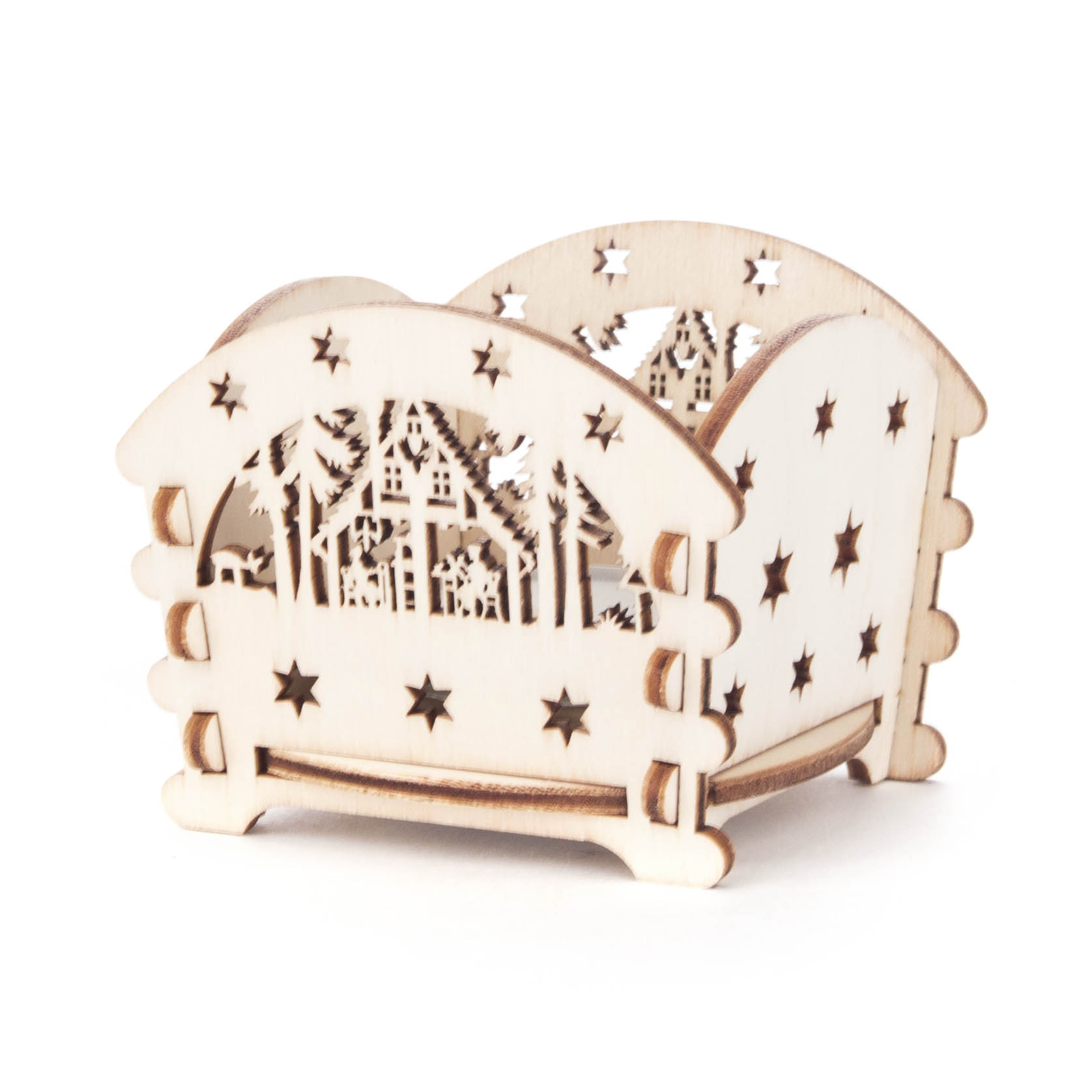 Teelichthalter aus Holz in Form eines Waldhauses mit geschnitzten Details und Sternmustern an den Seiten. im Dregeno Online Shop günstig kaufen