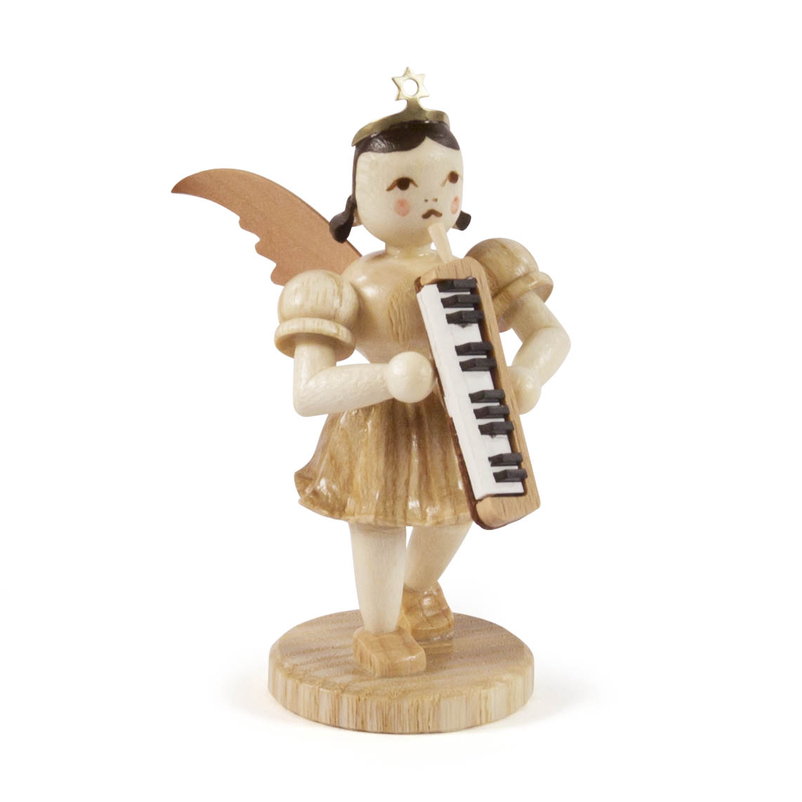 Holzengel in Naturtönen mit goldenen Flügeln, spielt eine schwarz-weiße Melodika. Der Engel trägt ein einfaches Kleid und eine goldene Sternkrone. im Dregeno Online Shop günstig kaufen